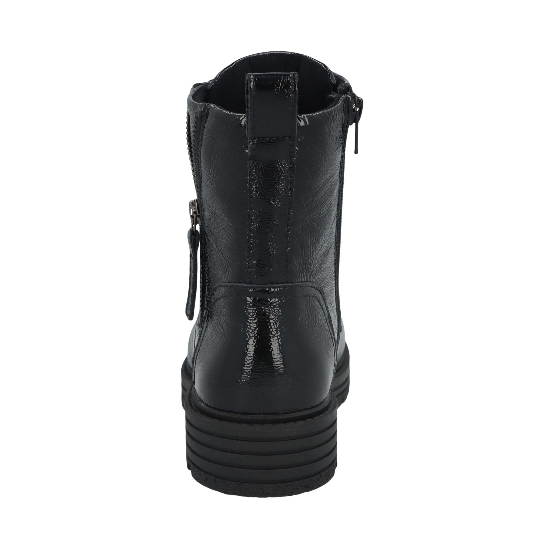 schwarze stiefel hinteransicht