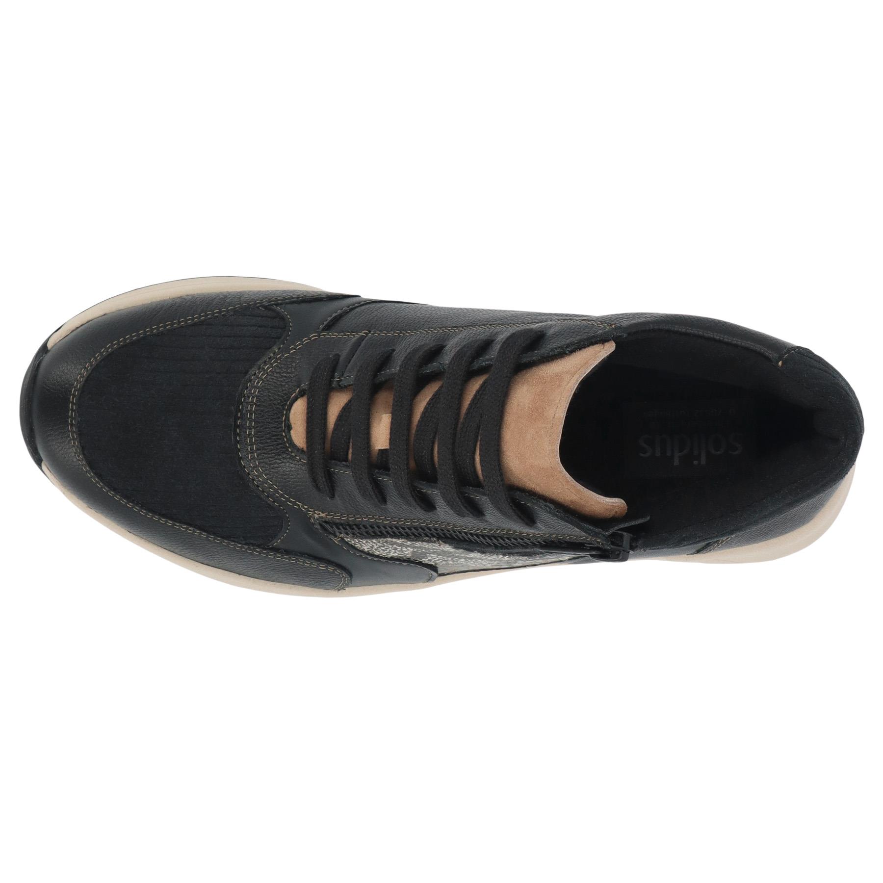 schwarze stiefel draufsicht