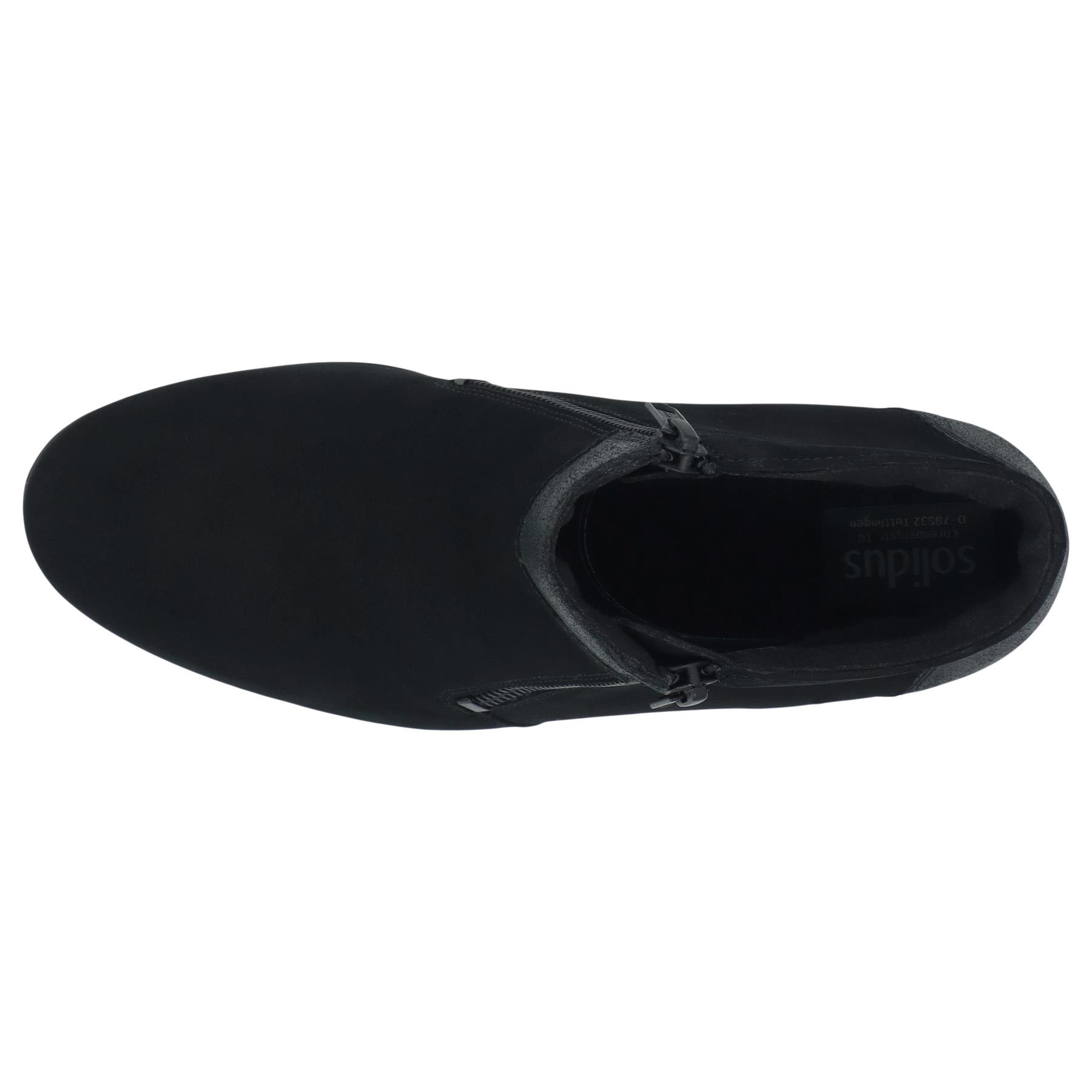 schwarze stiefel draufsicht