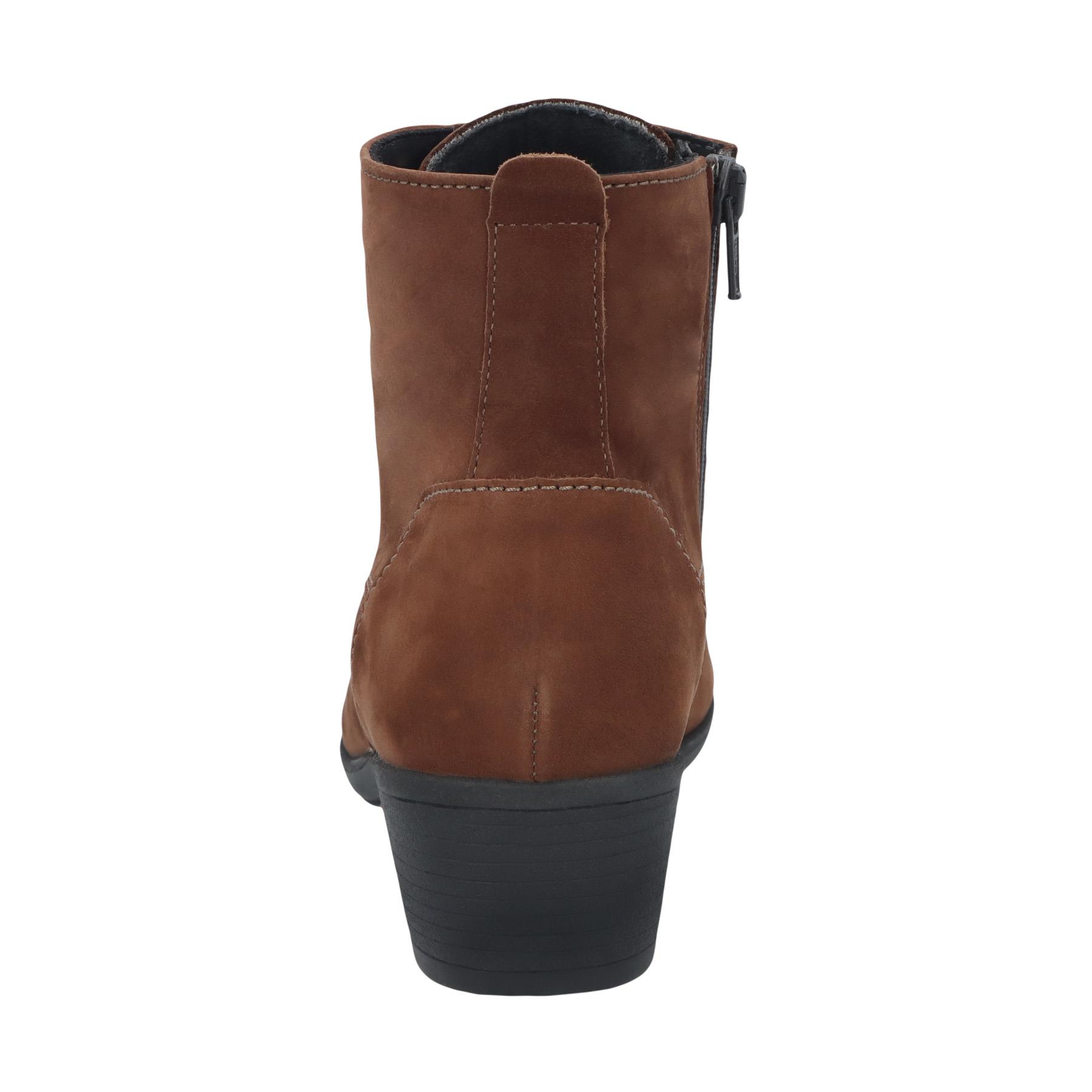 braune stiefel hinteransicht
