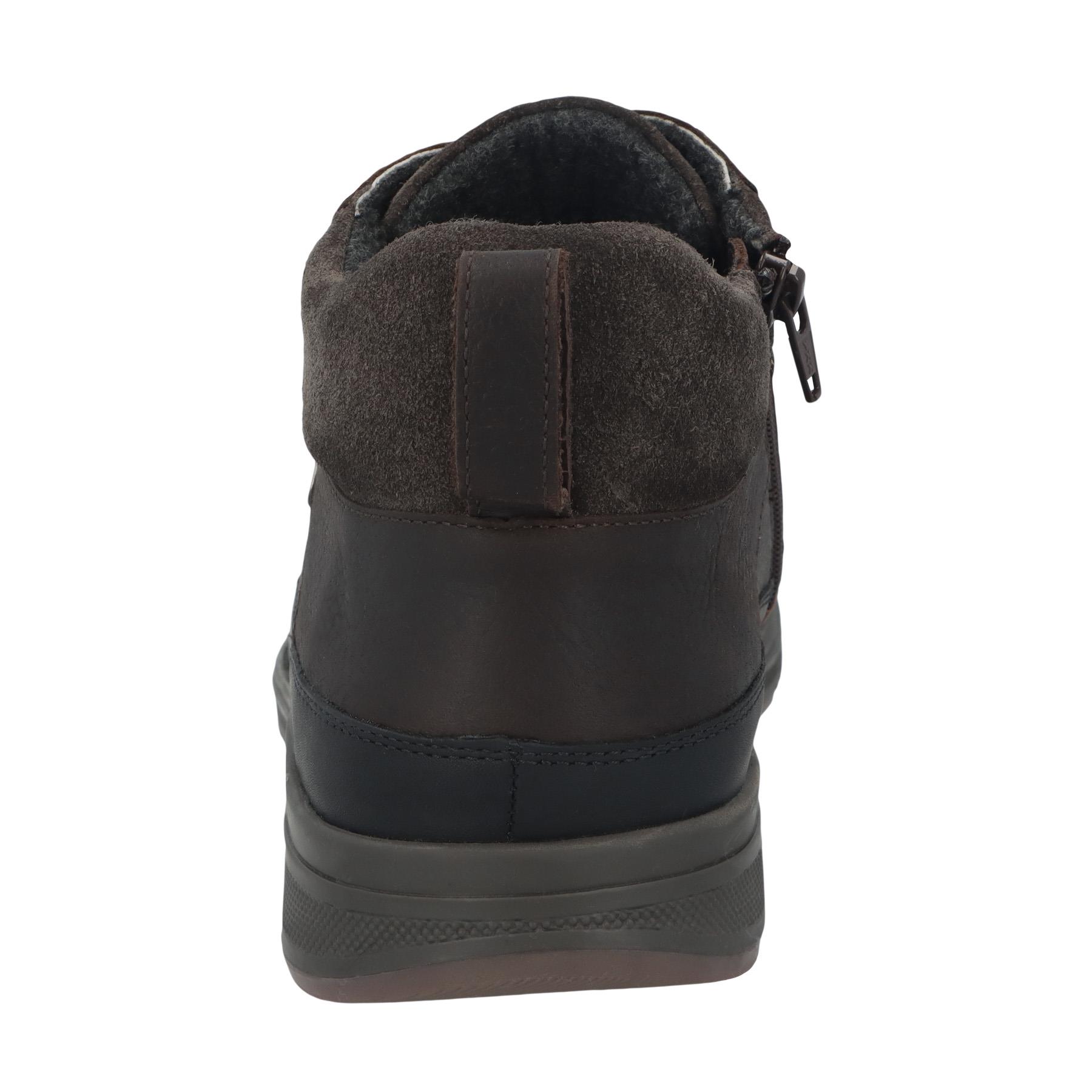 schwarze stiefel hinteransicht