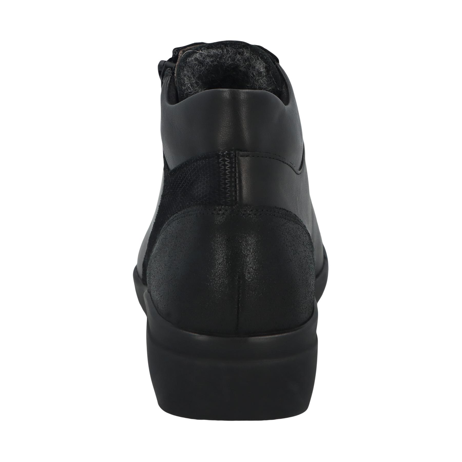 schwarze stiefel hinteransicht