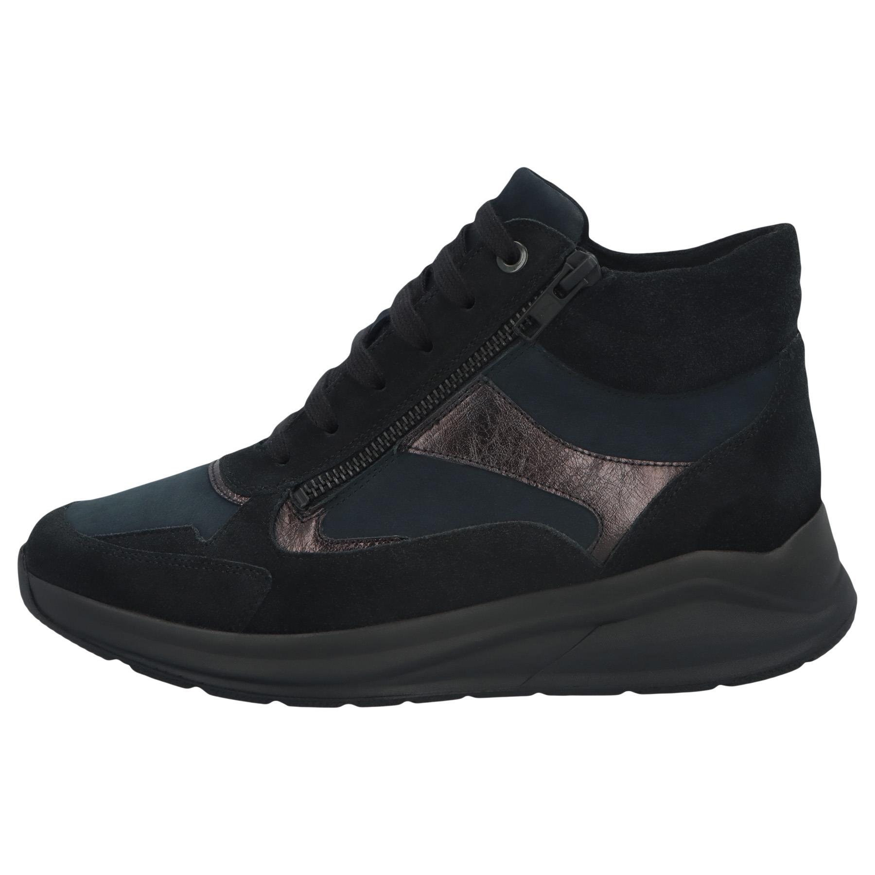 schwarze stiefel seitenansicht links