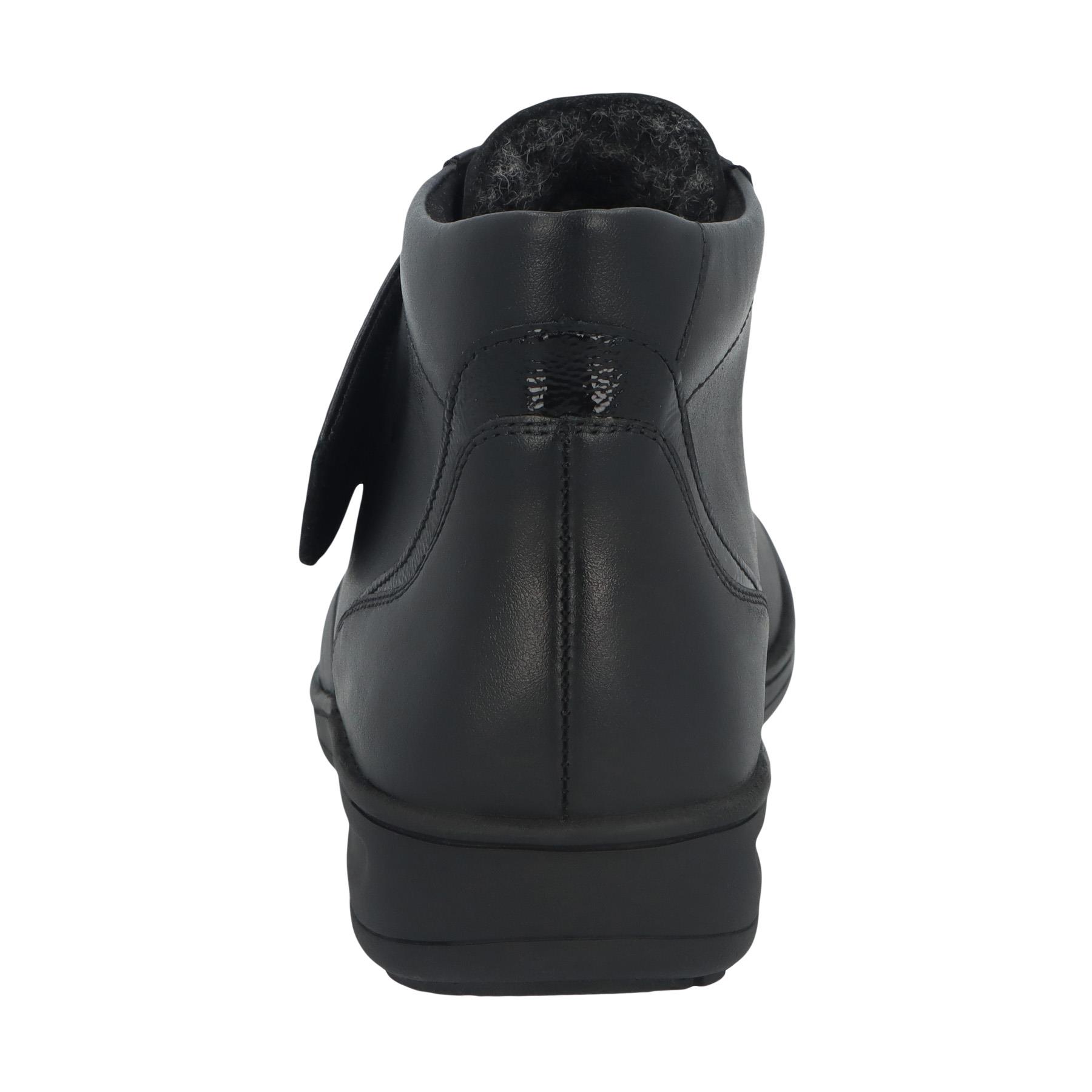 schwarze stiefel hinteransicht