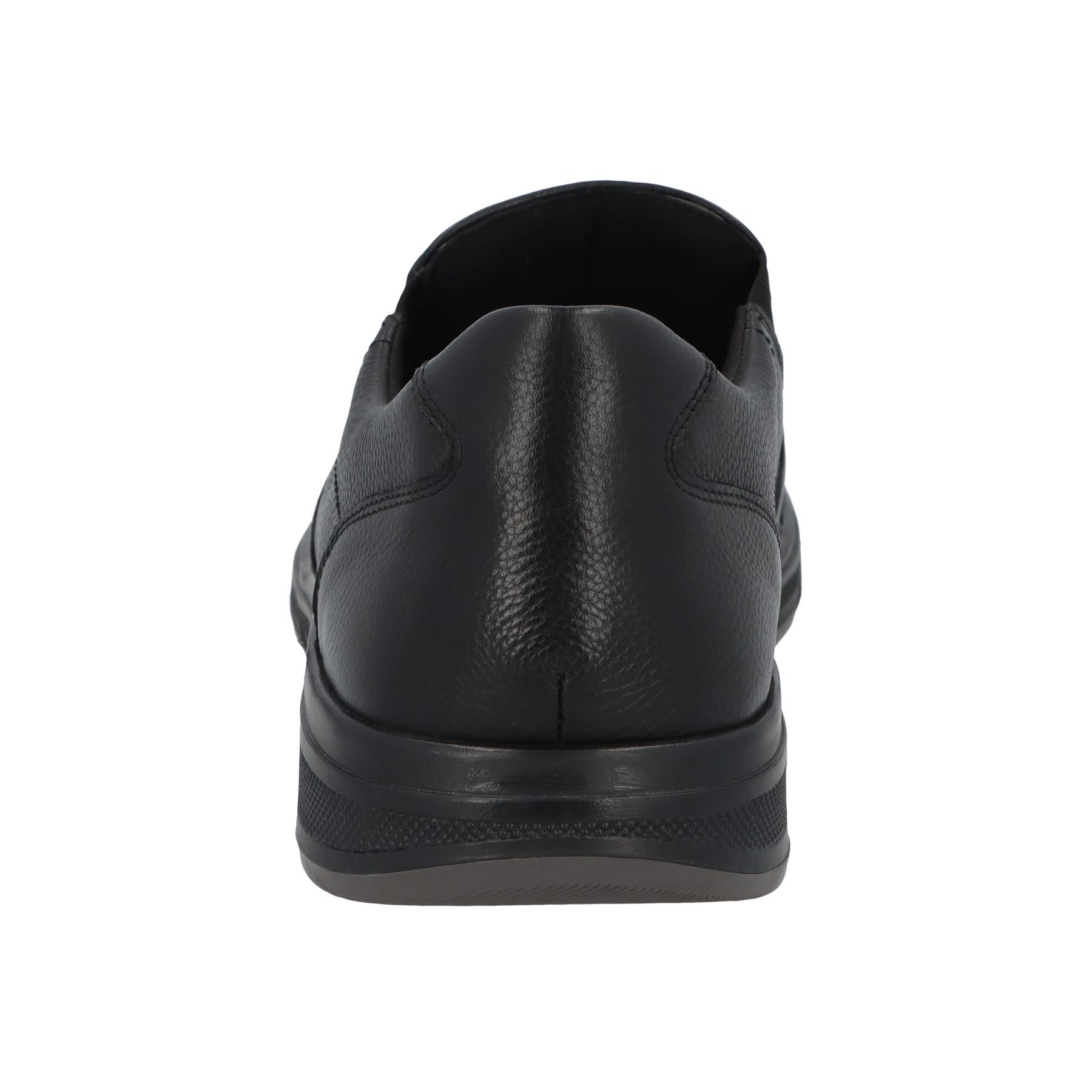 schwarze slipper hinteransicht