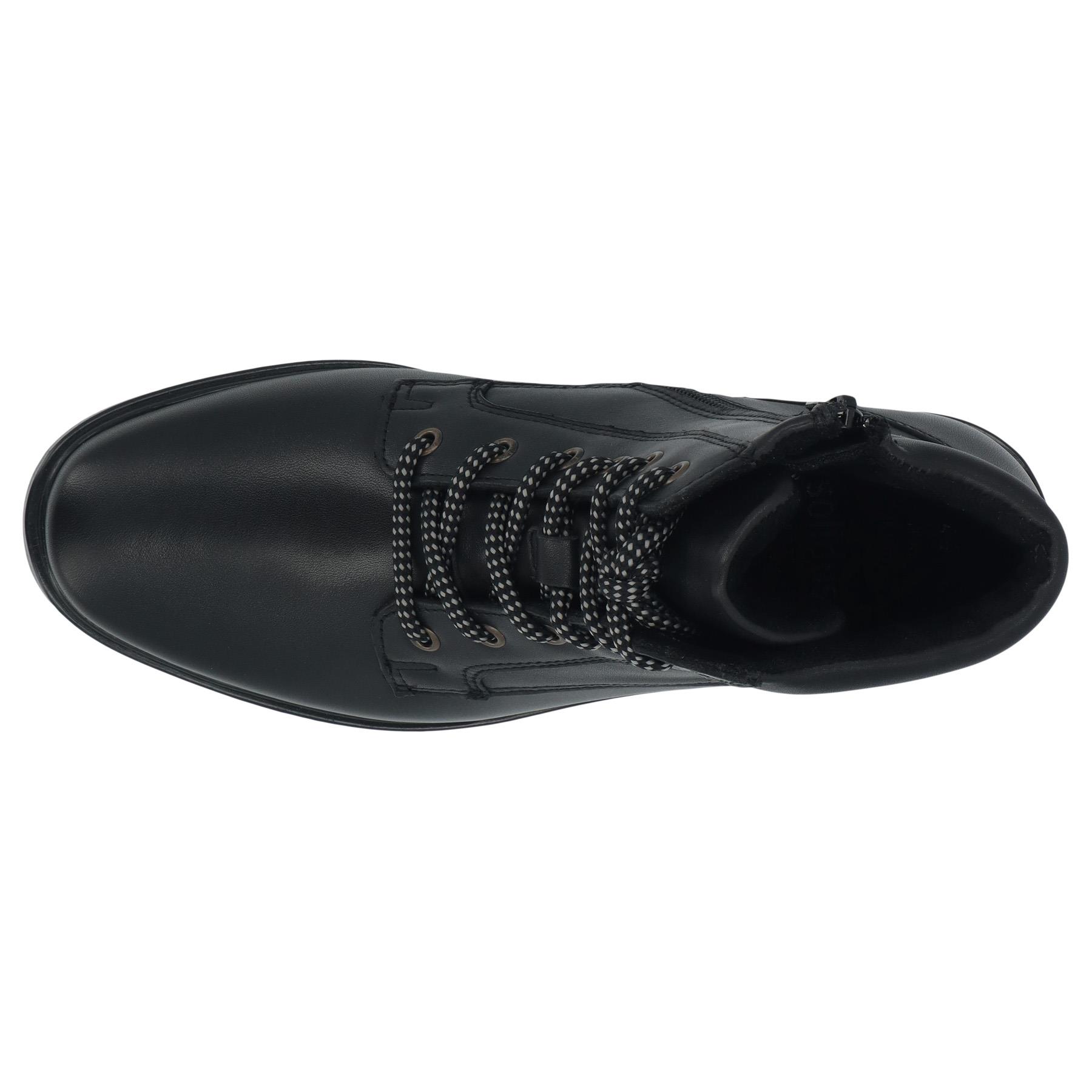 schwarze stiefel draufsicht