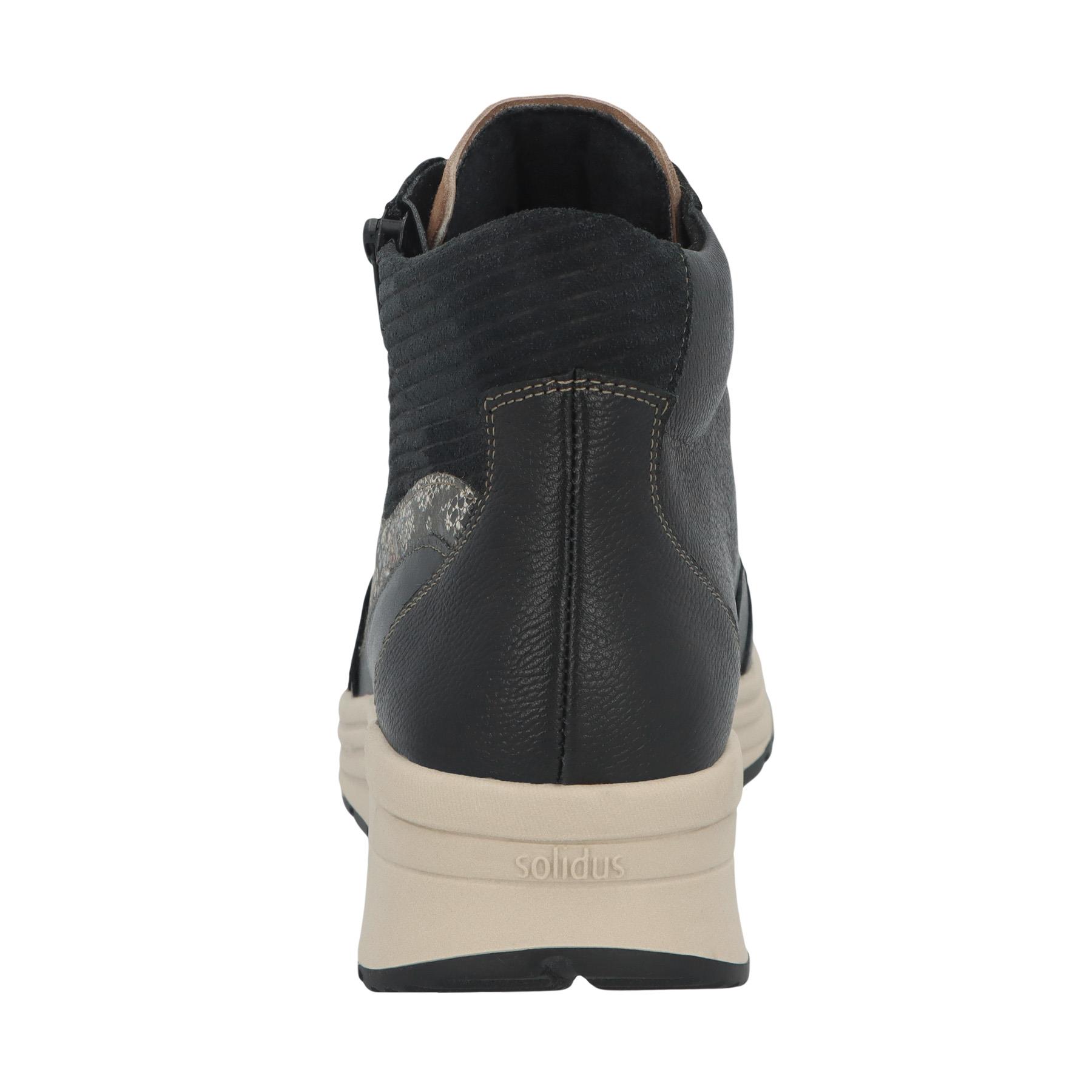 schwarze stiefel hinteransicht