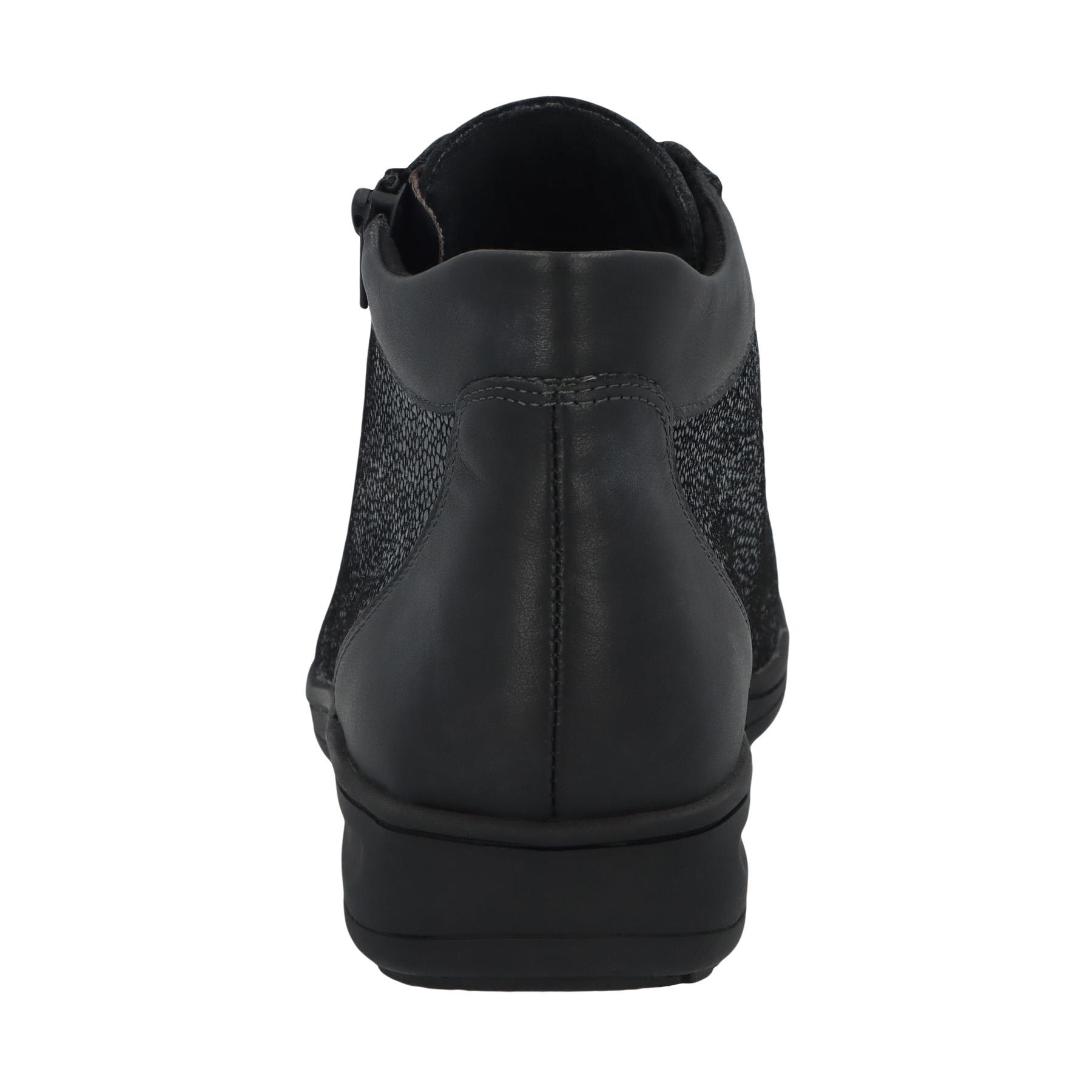 graue stiefel hinteransicht