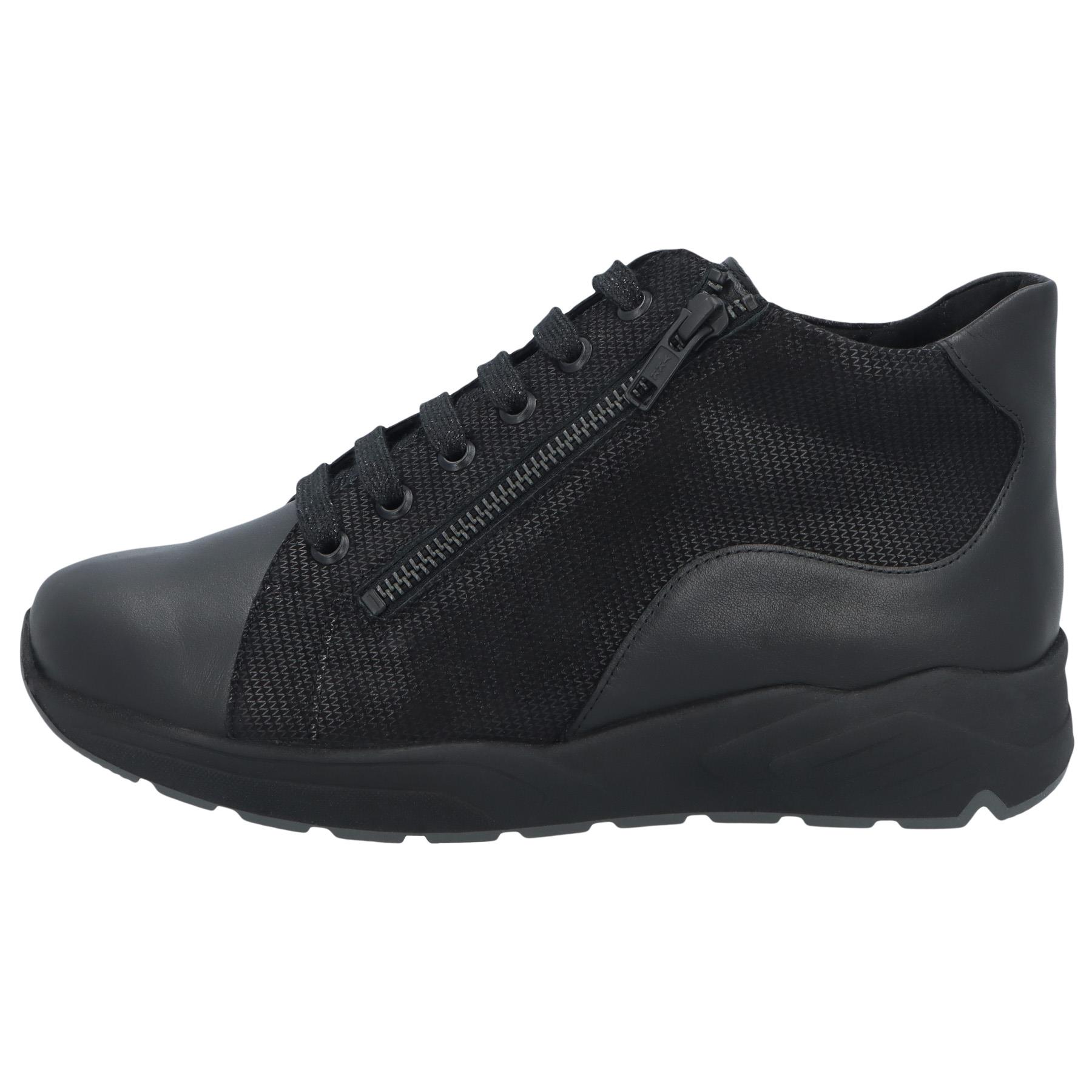 schwarze stiefel seitenansicht links