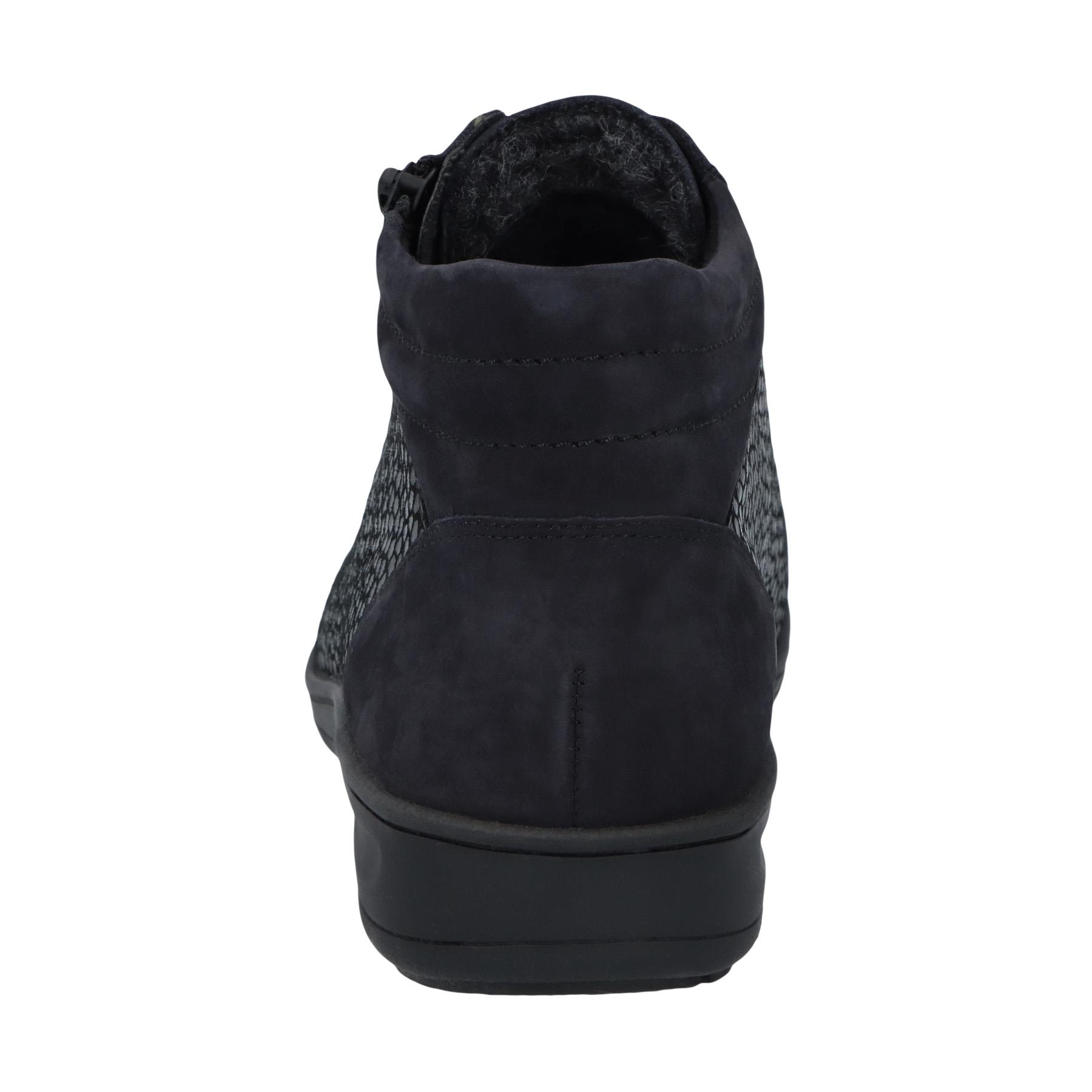 blaue stiefel hinteransicht