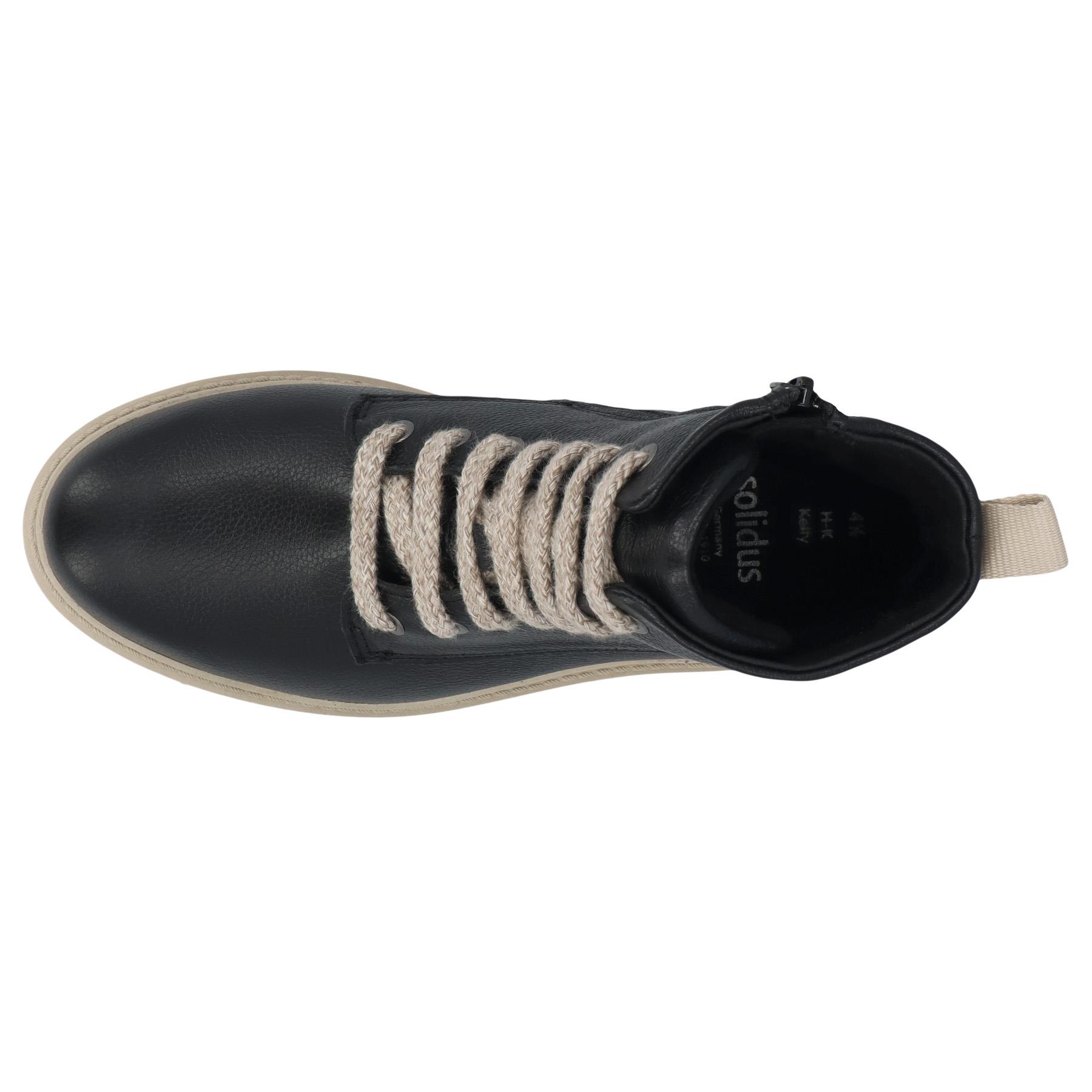 schwarze stiefel draufsicht