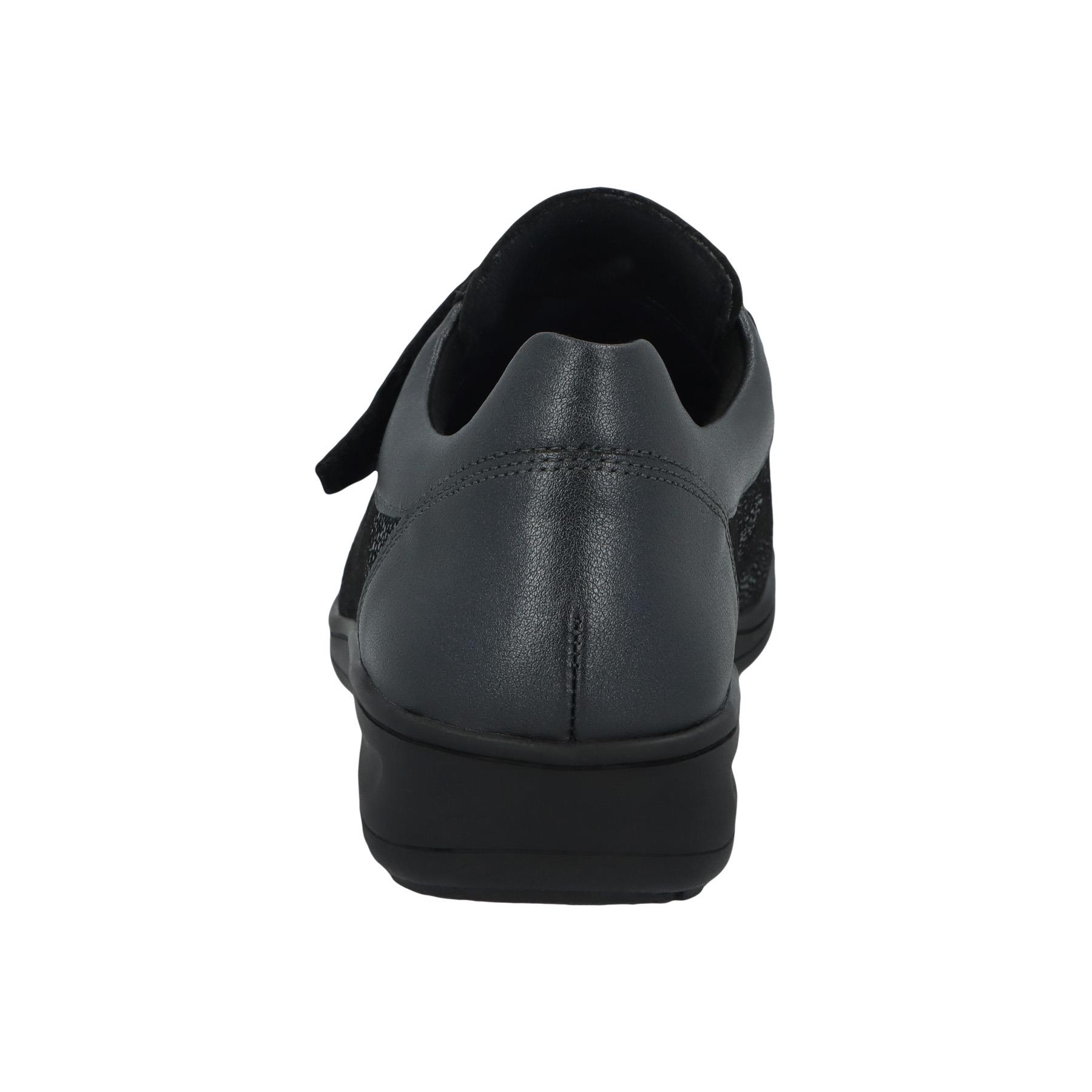 braune slipper hinteransicht