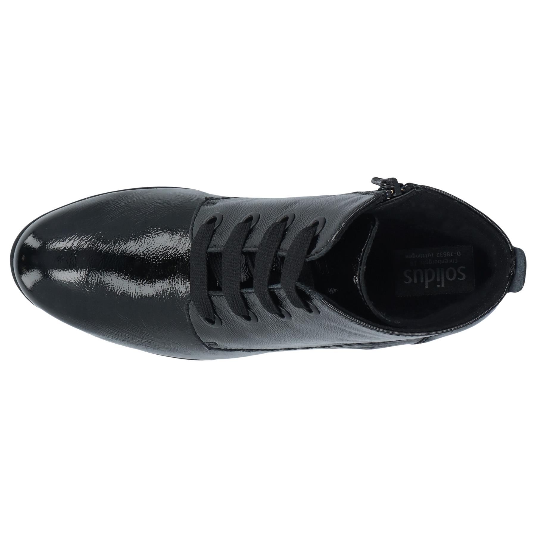 schwarze stiefel draufsicht