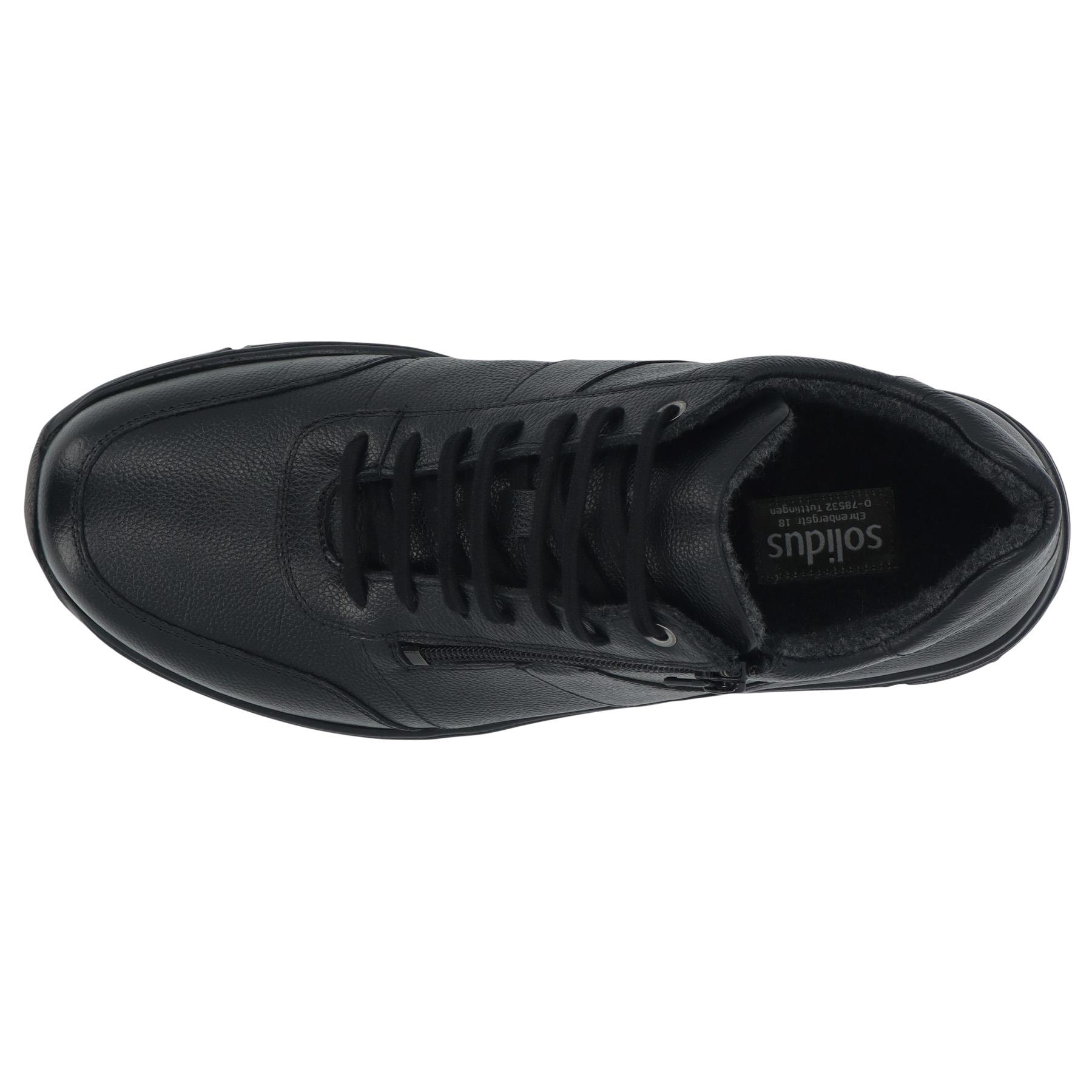 schwarze stiefel draufsicht