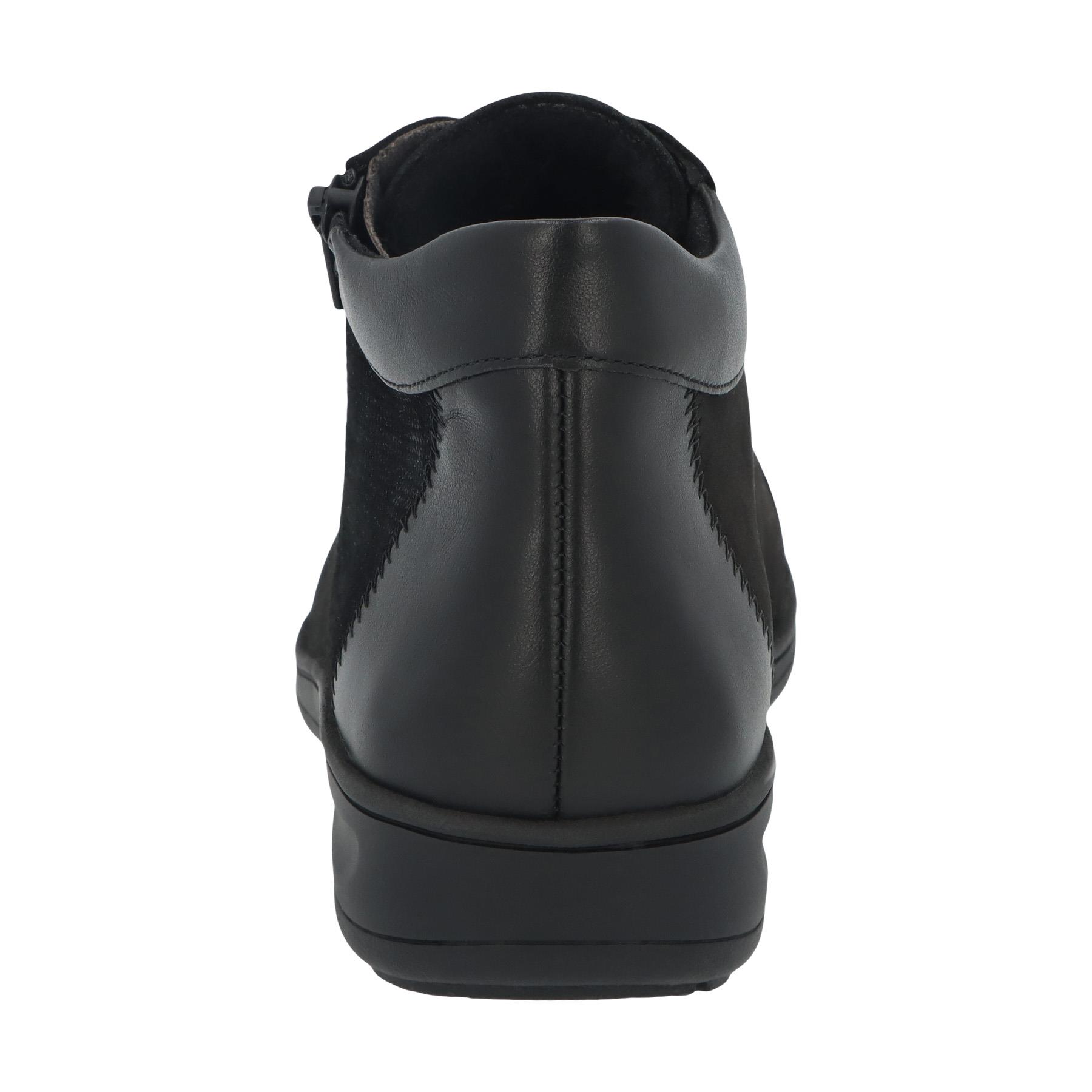 schwarze stiefel hinteransicht