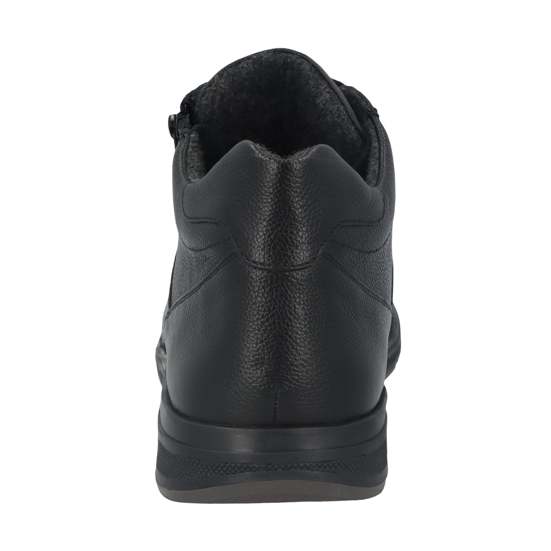 schwarze stiefel hinteransicht