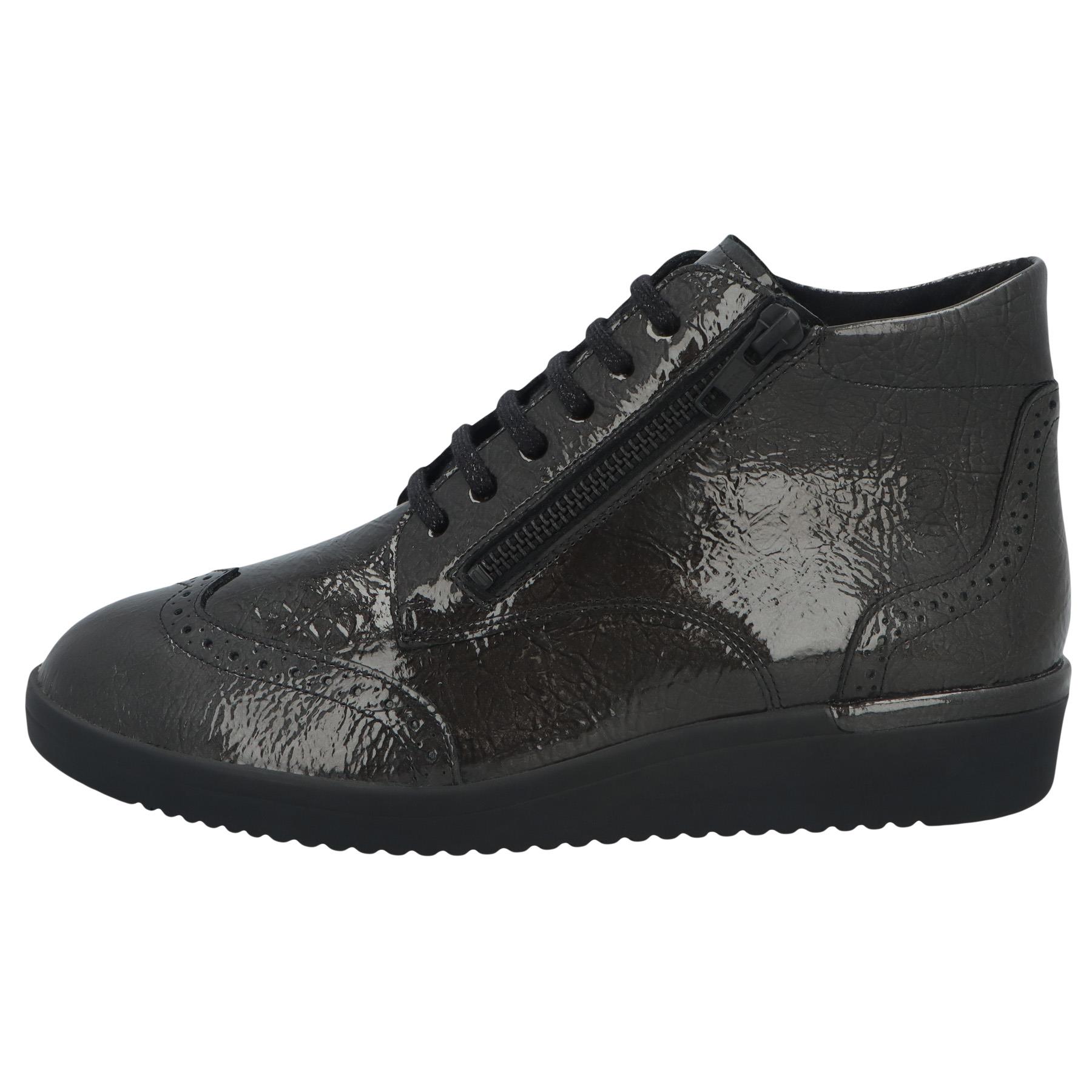 graue stiefel seitenansicht links