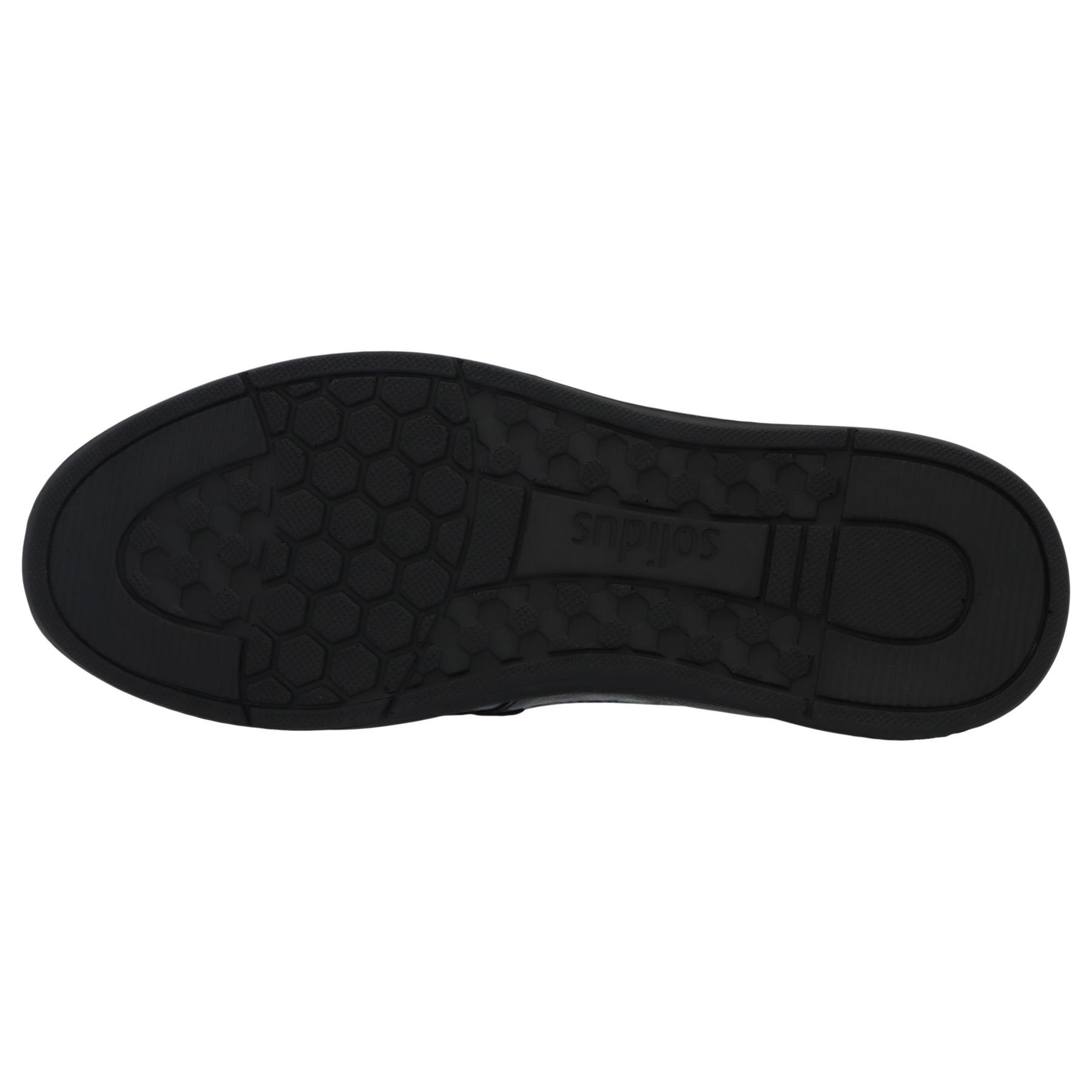 schwarze slipper sohlenansicht
