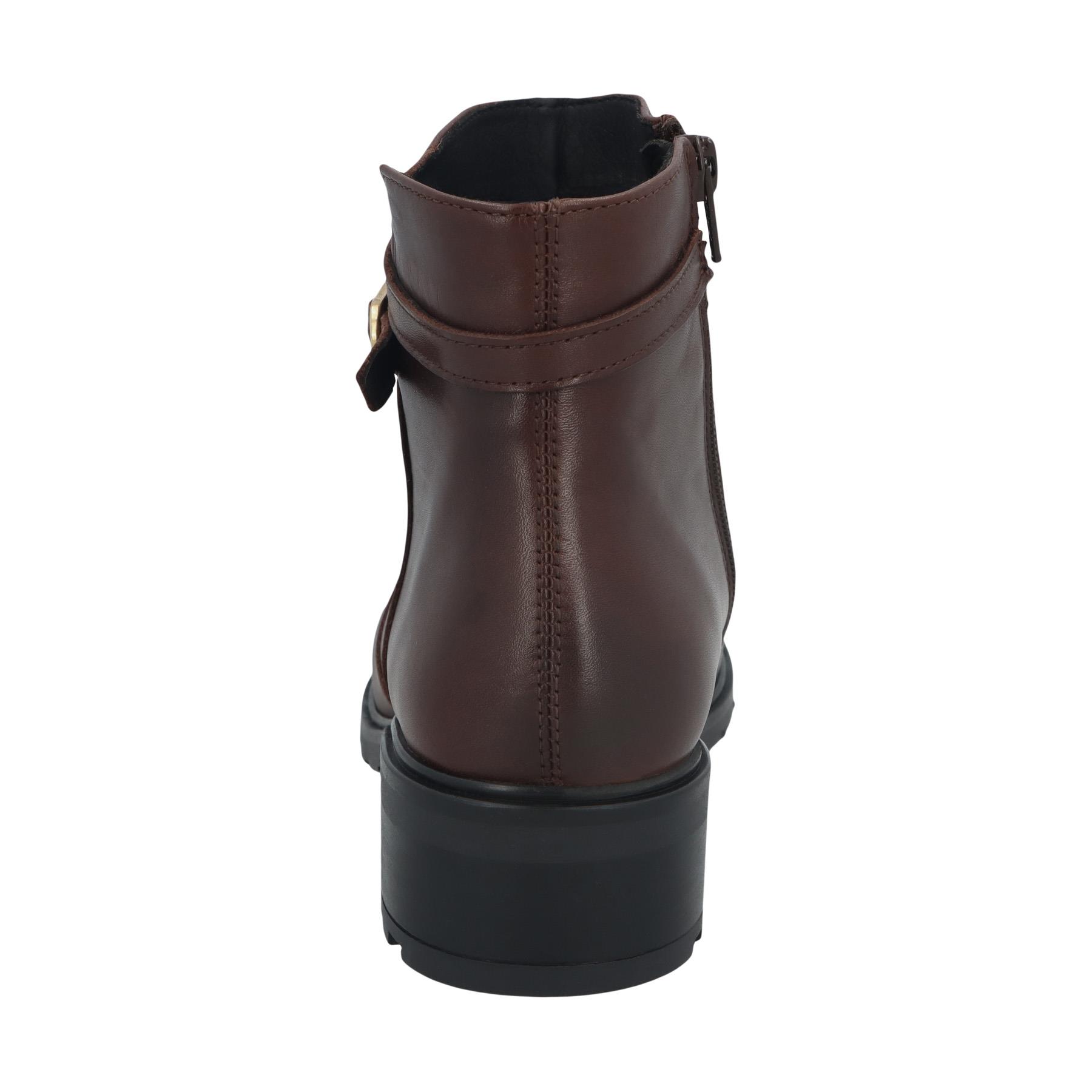 braune stiefel hinteransicht