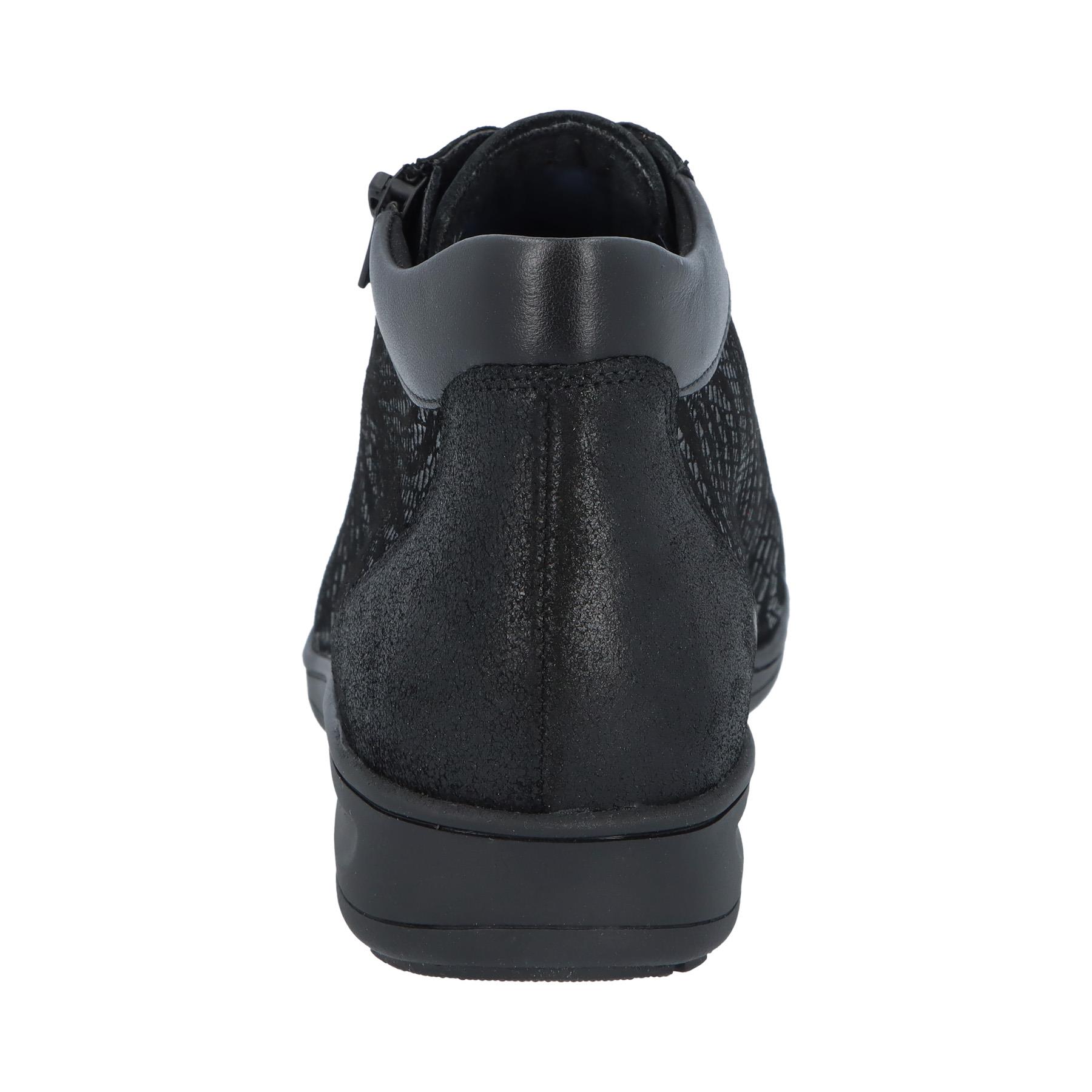 schwarze stiefel hinteransicht