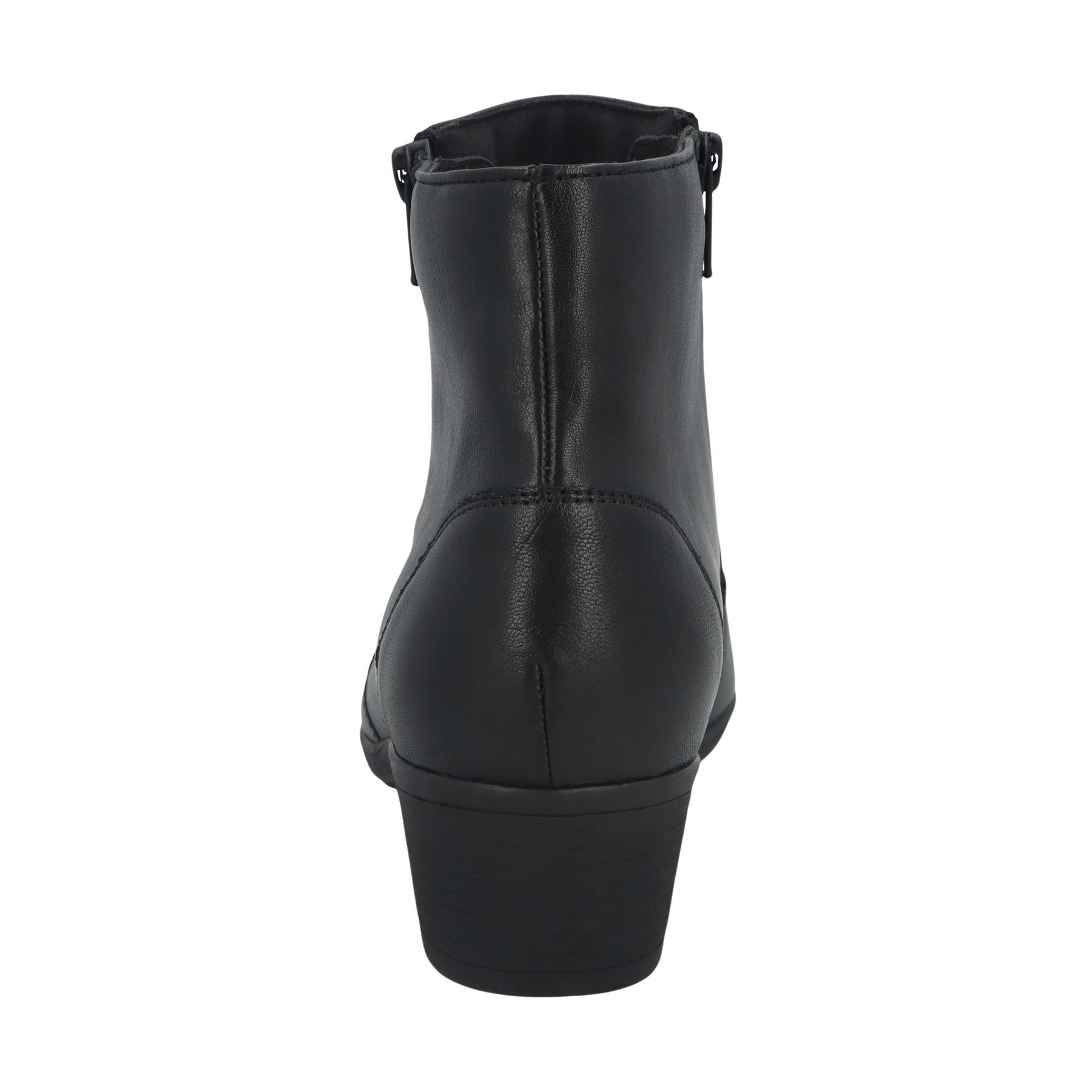 schwarze stiefel hinteransicht