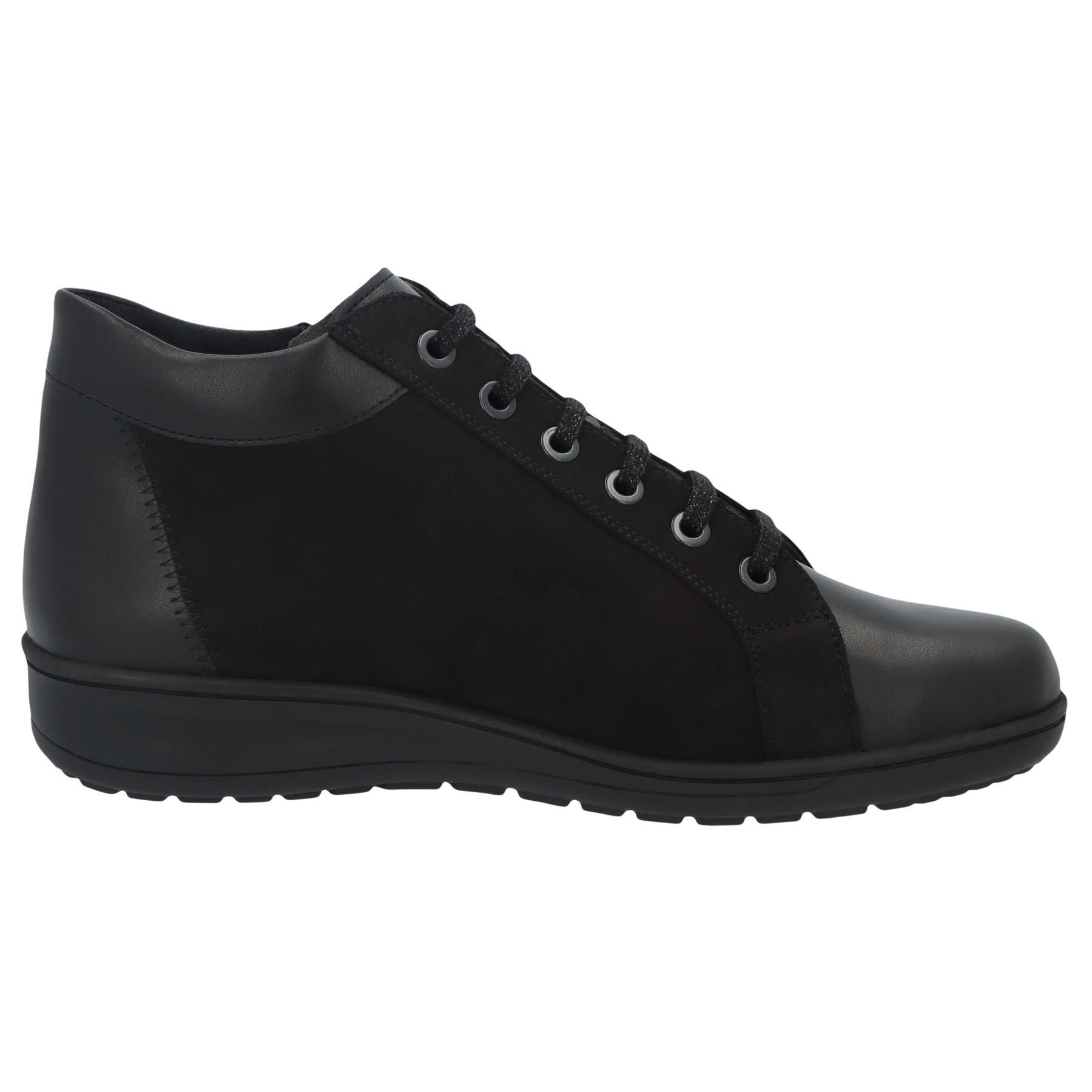 schwarze stiefel seitenansicht rechts