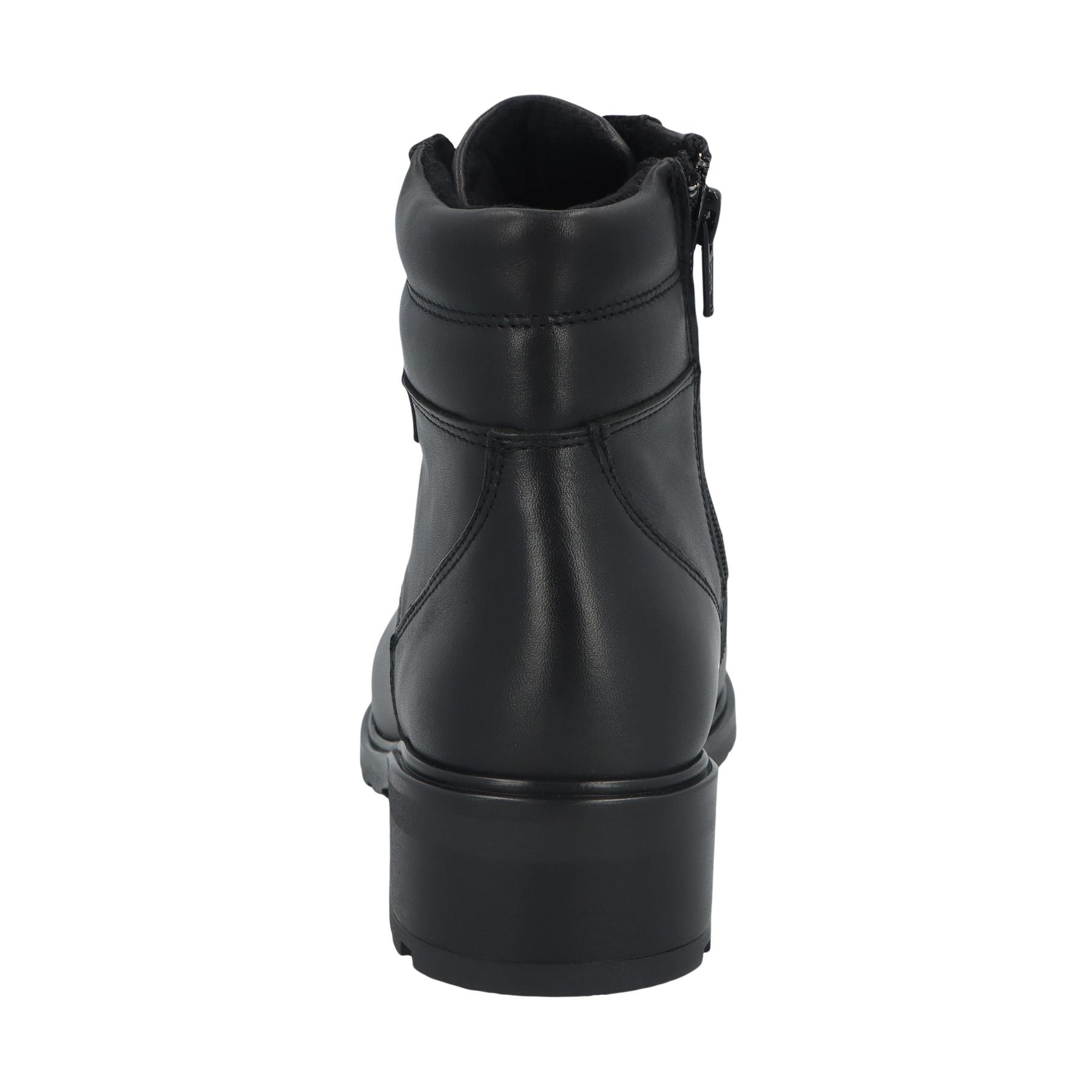 schwarze stiefel hinteransicht