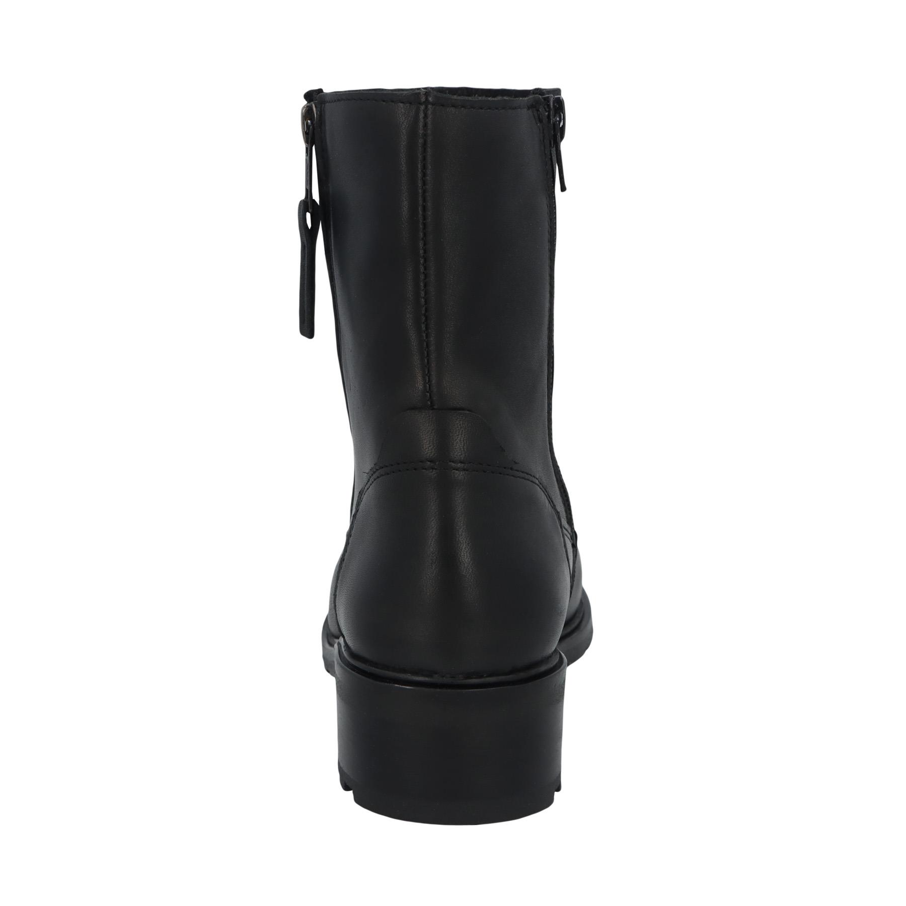 schwarze stiefel hinteransicht