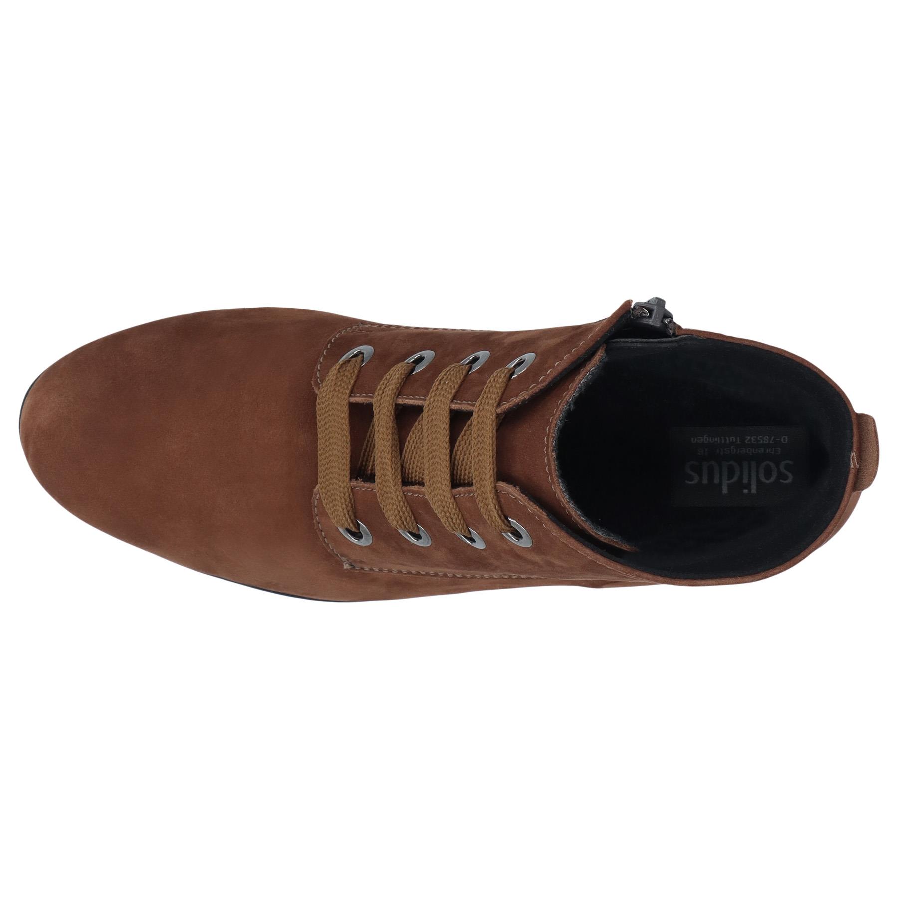 braune stiefel draufsicht