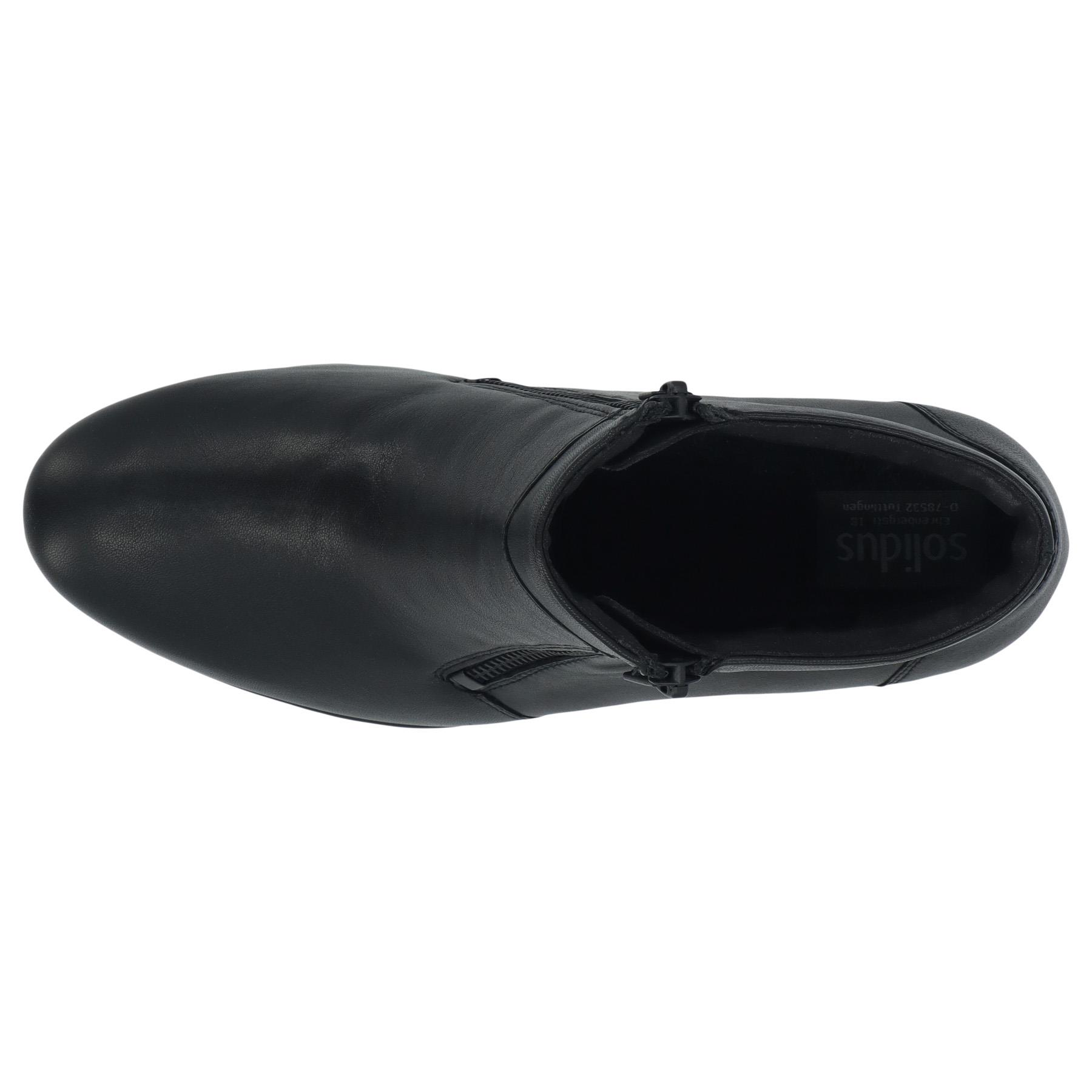 schwarze stiefel draufsicht