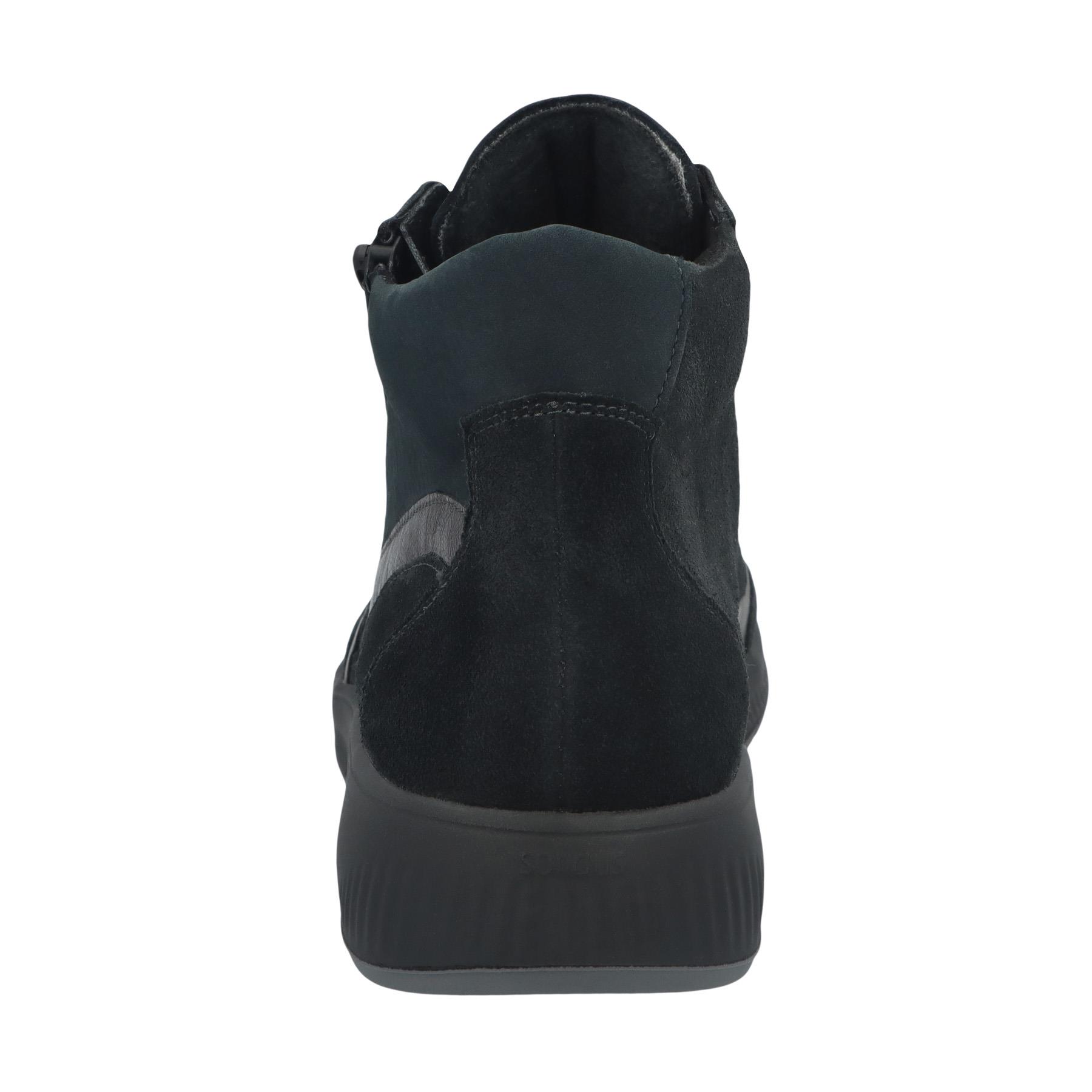 graue stiefel hinteransicht