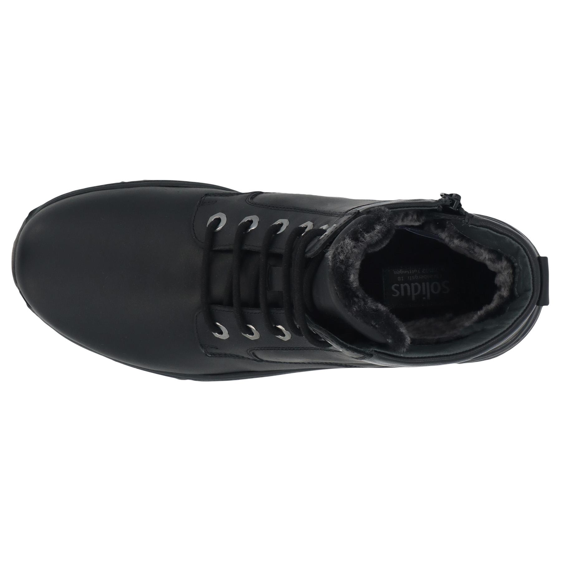 schwarze stiefel draufsicht