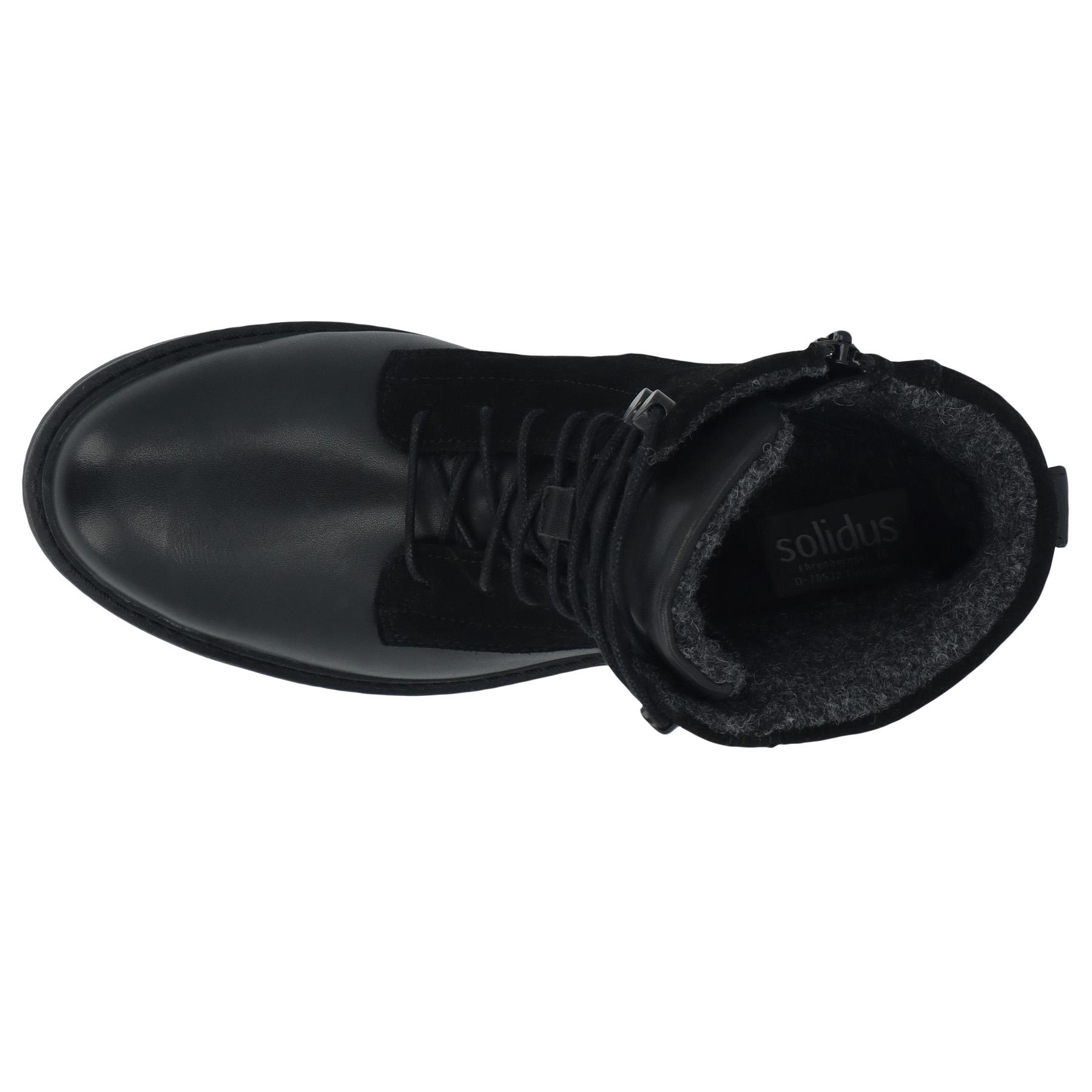 schwarze stiefel draufsicht