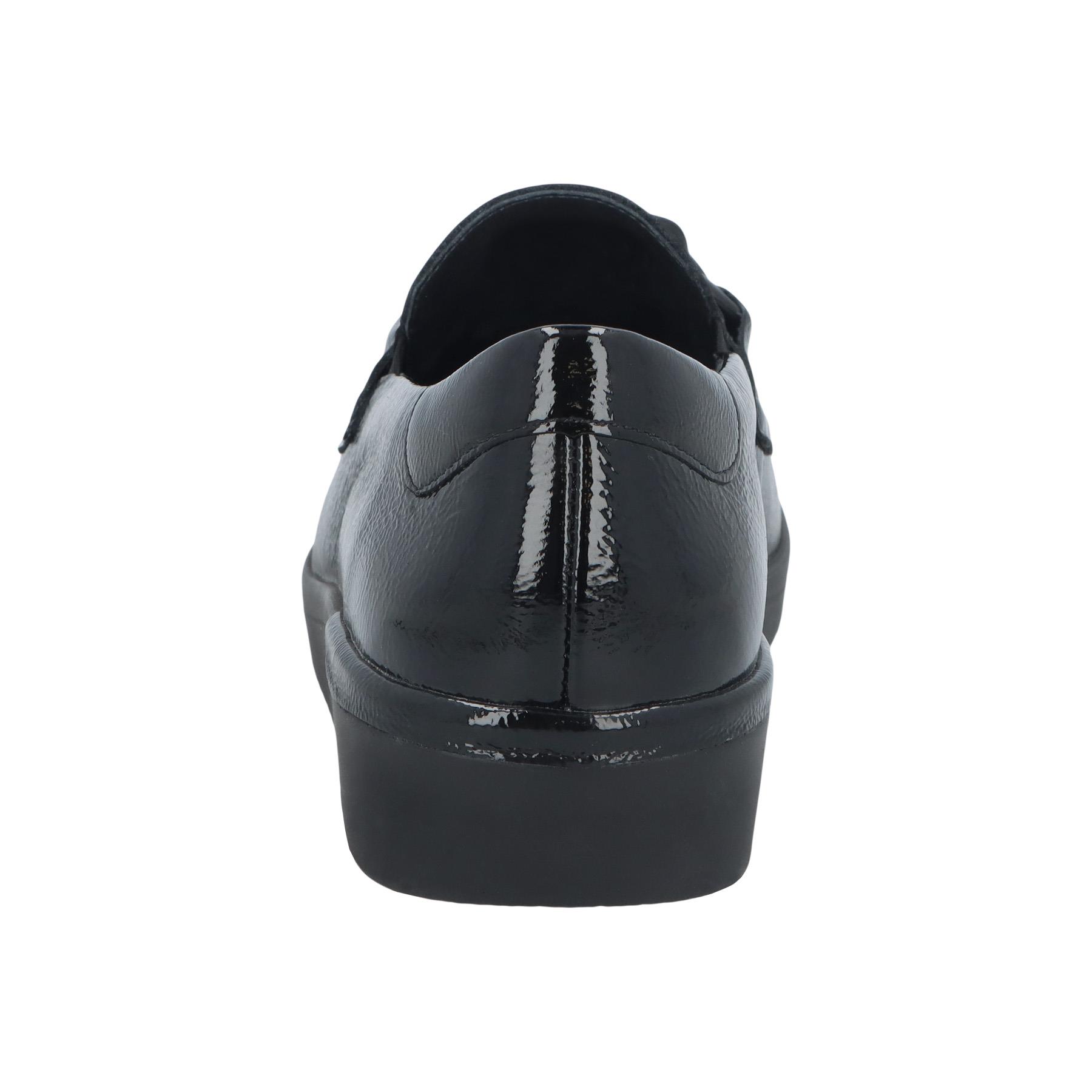 schwarze slipper hinteransicht