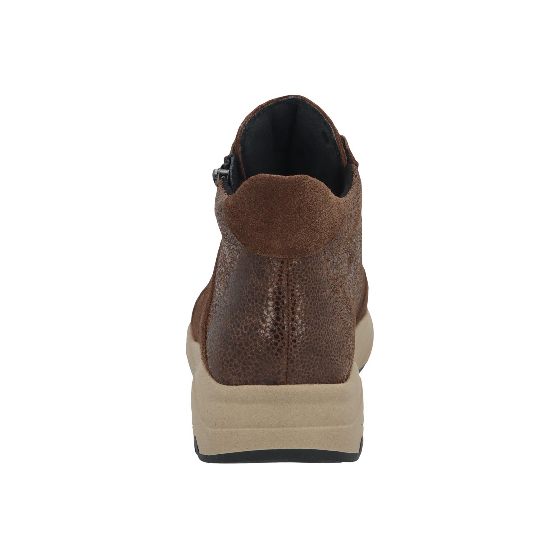 braune stiefel hinteransicht