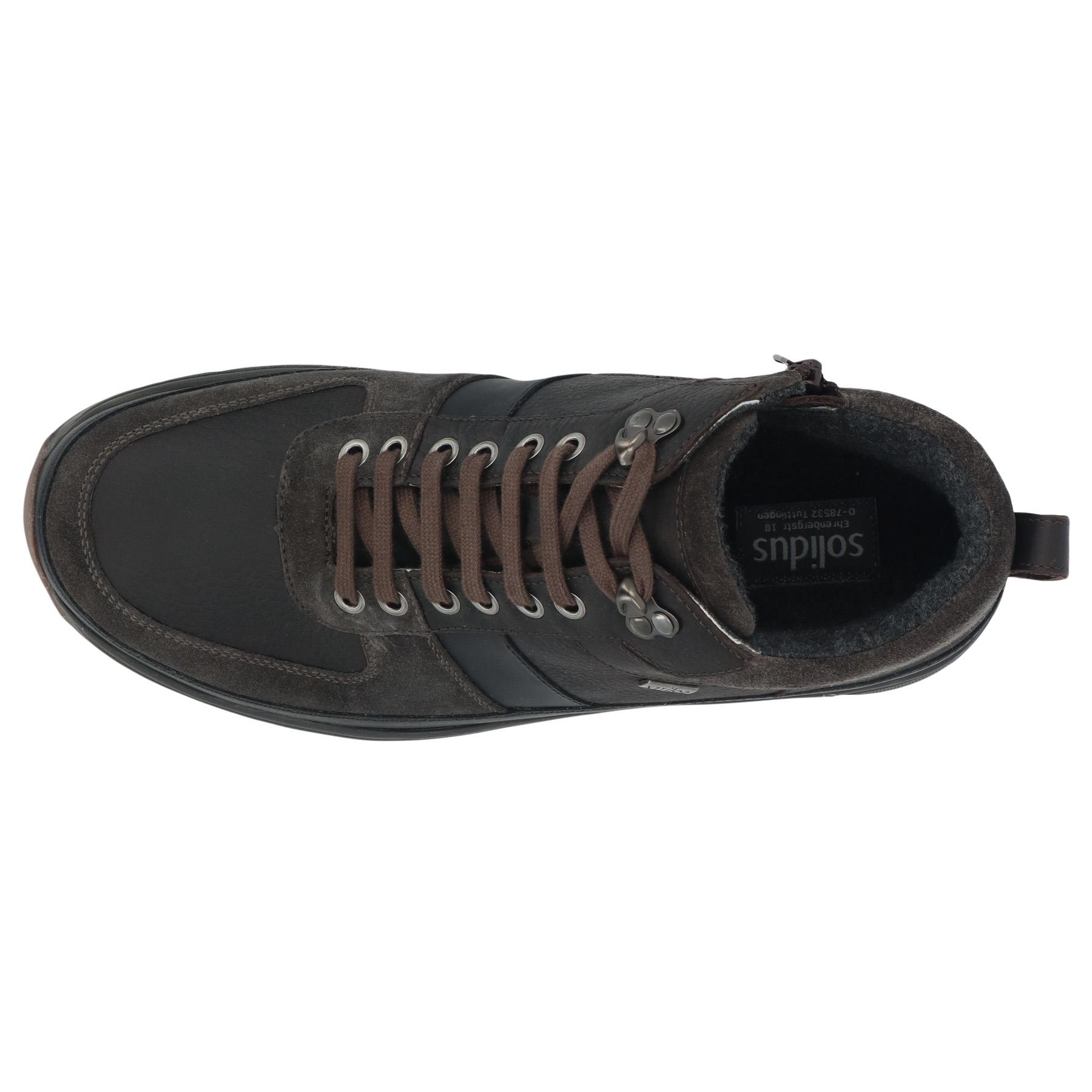 schwarze stiefel draufsicht