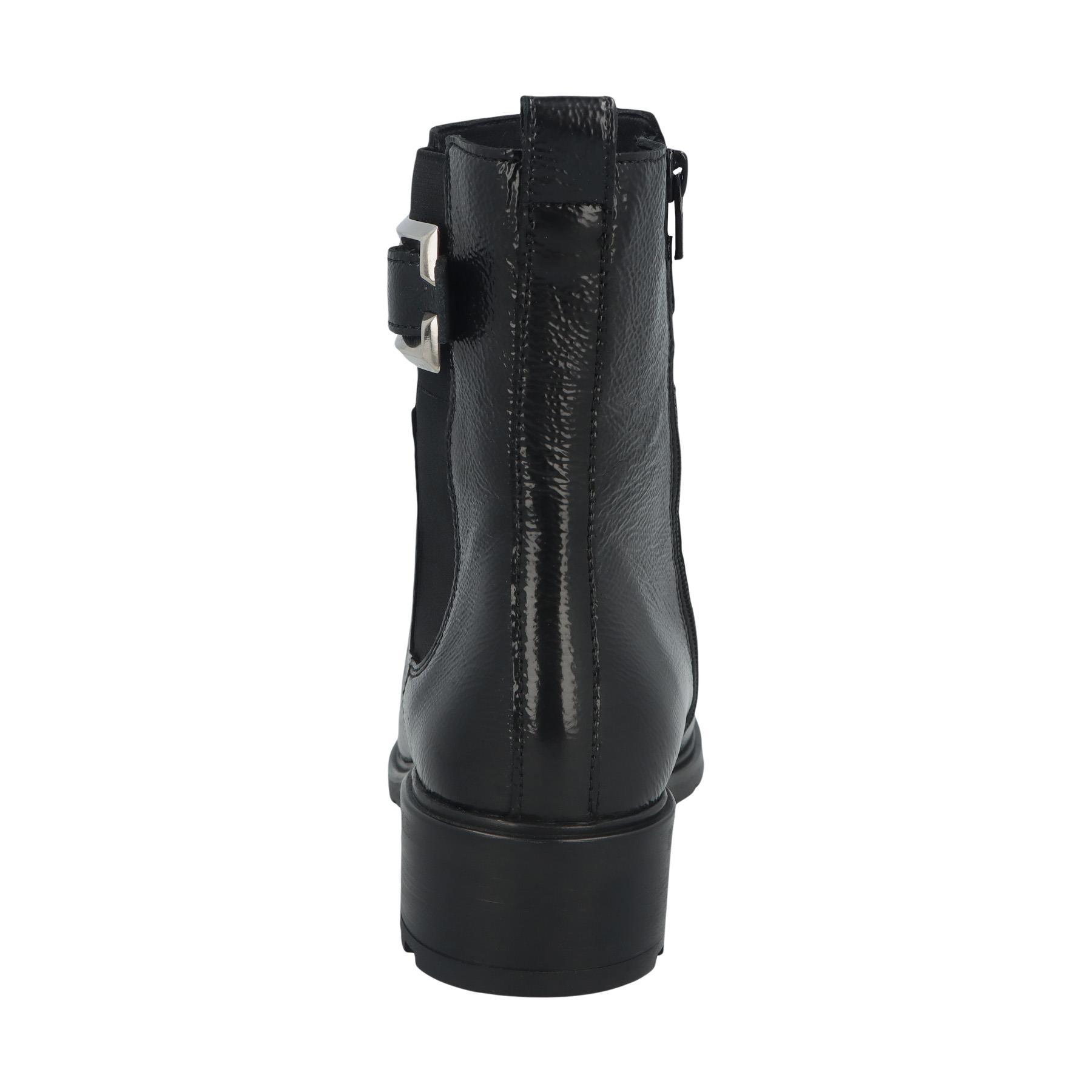 schwarze stiefel hinteransicht